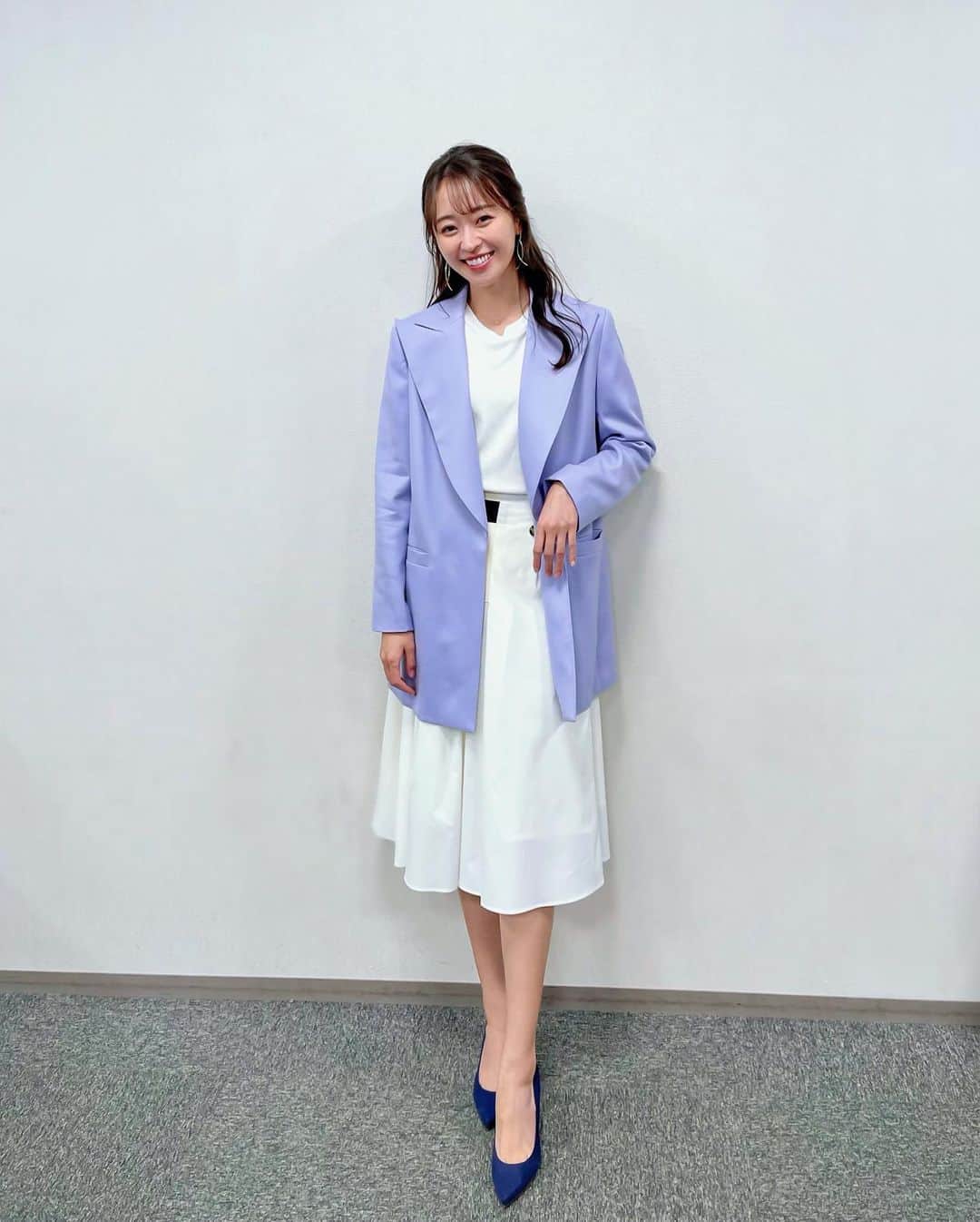 中川知香のインスタグラム：「👗 この間の衣装。自分だとなかなか選ばない色のジャケット着れて嬉しい♡  ジャケット　@apaiserlame_official  トップス、スカート @official_bluegreed   #中川知香」