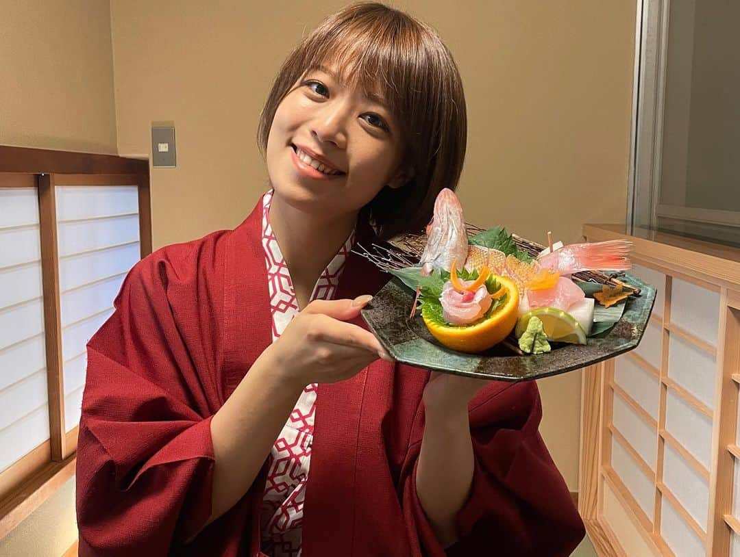 森谷佳奈のインスタグラム：「お食事は『島根美食膳』 四季によって変化する県内の食材を中心に 美肌につながる料理に仕上げられています🐟  この日は のどぐろのお刺身や松葉蟹の鍋が登場🥰✨  のどぐろのお造りは それぞれ切り方を変えてあるので 3種類の食感で楽しめるんです🐟 ふわふわ、こりこり、とろとろ〜… 至極の一品です。  やっぱり島根ののどぐろは油がのっていて 美味しい🥲🤍 これは県外の方にはぜひ食べてみて欲しいです。  そして今が旬！の松葉ガニ🦀 立派なタグ付きのカニがどどーんと盛られて出てきます。 目の前にあるお鍋に好きなように入れて、ぐつぐつすると… カニに程よく火が通って美味しいのです🥲感動して涙が出そうでした…  カニ鍋の〆は 出雲そば👏👏 島根らしさがここにもありました😭😭🤲✨ カニ味噌をちょっととかして そばをすすれば天にも昇るうまさ。  まだまだ出てくる島根美食膳 〜つづく🫡〜  #松江市 #島根県 #玉造温泉 #長楽園 #島根美食膳 #美肌の湯 #島根旅 #松江グルメ #山陰カニ #のどぐろ」