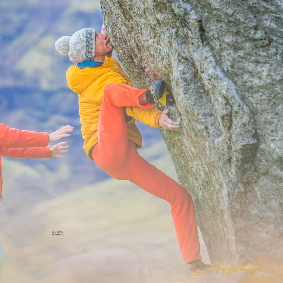 ヨルグ・バーホーベンさんのインスタグラム写真 - (ヨルグ・バーホーベンInstagram)「Icelandic Summer feels a bit like Winter in Innsbruck 😂 I've started to wear a hat and gloves again, seriously considered long Johns for doggo morning walks, and got the warm jackets out of the closet.  I'm super happy with some of the new Marmot insulated jackets, moving away from down towards alternatives, some recycled.   This might sound like advertisement (guess it is), but as long as I believe in it, that's ok for me. I've always chosen the brands I work with not only for the products, but also for the direction they're taking, and have voiced my critique if they deviate from it.  photos by @julia.cassou @marmot_mountain_europe Novus Hoody」11月29日 2時27分 - jorgverhoeven