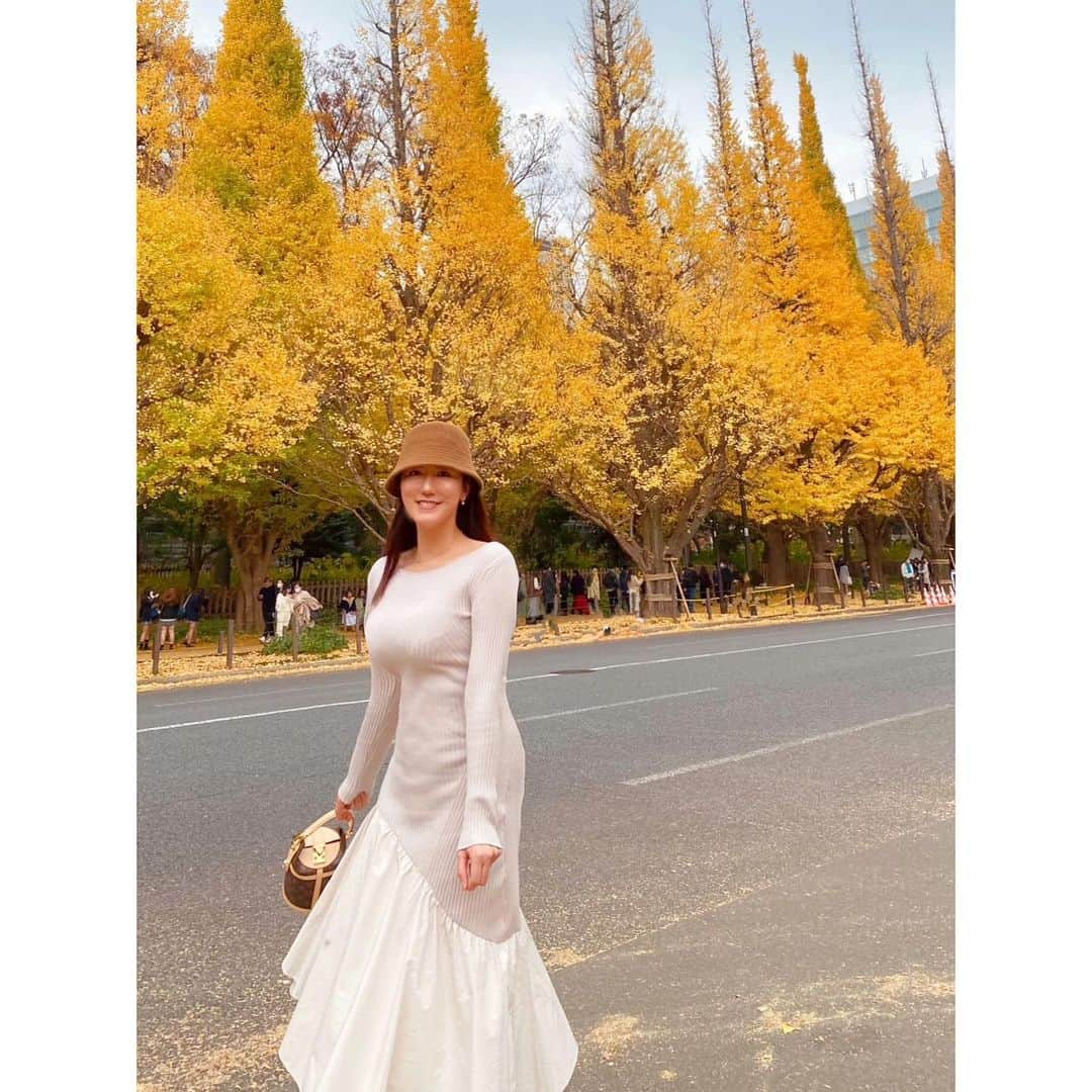 田名網理恵子さんのインスタグラム写真 - (田名網理恵子Instagram)「今年もここへ🍁 ギリギリ銀杏間に合った♡ ・ ・ #銀杏並木#外苑前いちょう並木  #autumn#2022autumn」11月28日 18時46分 - 1004rieko