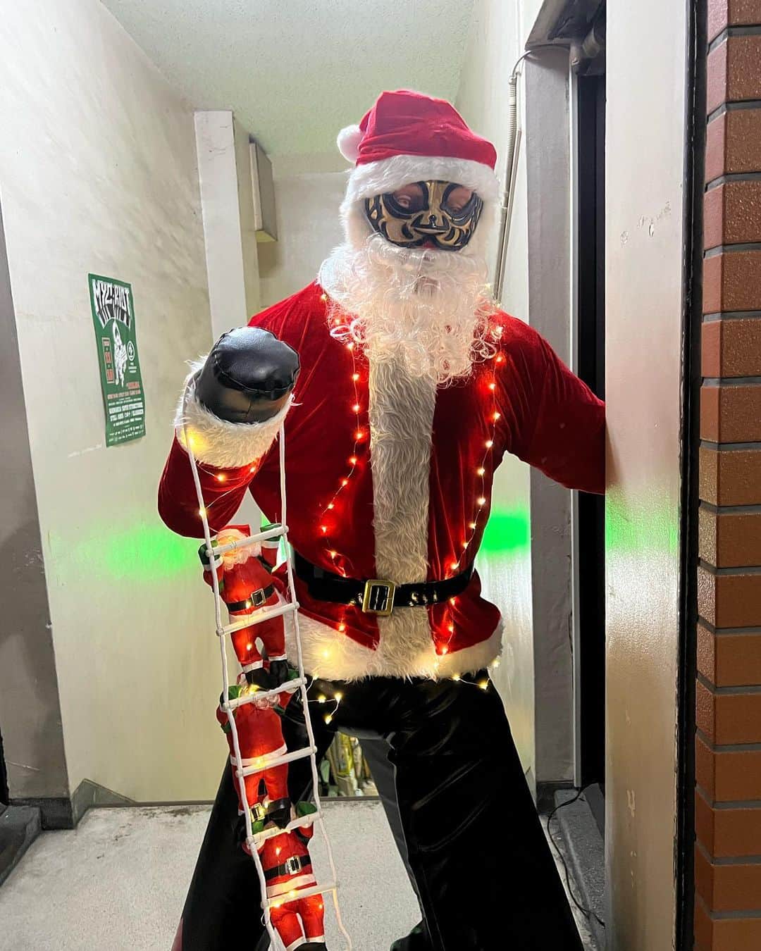 光岡映二のインスタグラム：「上のやつをクリスマスバージョンに…🎄 サッカー日本代表のユニフォームは高かったので断念🇯🇵⚽️🇯🇵⚽️🇯🇵⚽️」