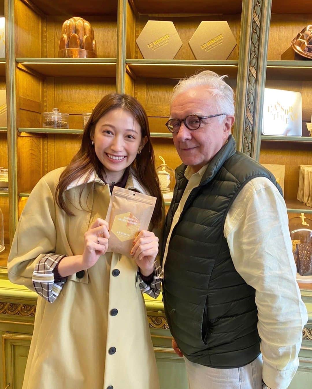 大野いとのインスタグラム：「フレンチやチョコ好きの私にとって、神さまのような存在のアランデュカスさん。アランさんのレシピ本を読むほど大ファンなのですが、@lebiscuitalainducasse へ立ち寄ったとき、アランさんがお店でお菓子教室を開いていらして「ついこの間まで大阪と京都にいたんだよ」と話してくださいました。また行けますように。夢の中にいるようなひととき、ありがとうございました🍫」