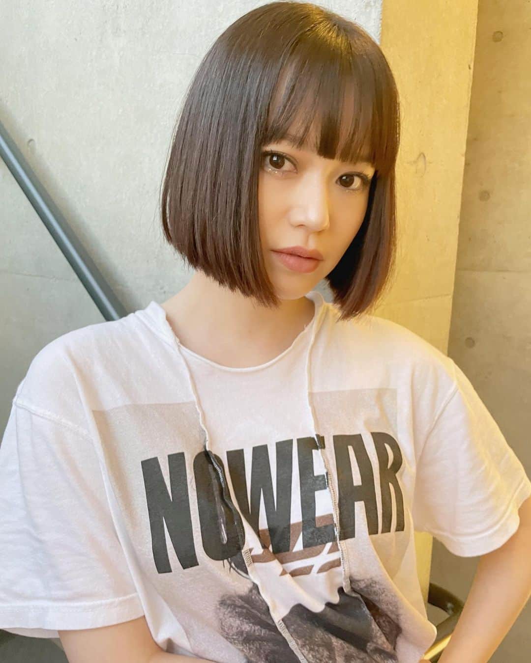 野崎智子のインスタグラム：「髪切った✂️ ばっつりーーー！！！  えーポケモンやっと終わりました❤️🤍🖤 ゲットだぜェェェ」