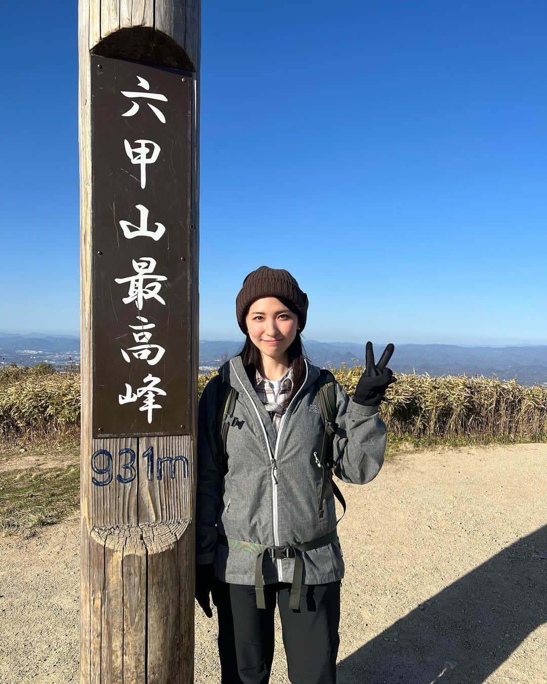 のインスタグラム：「登山ロケでした🥾 8時間かけて最高峰まで登りました😇  時間が経てば経つほど脚は上がらなくなって小さな木の根っこや小石にも躓くしで、途中何度も挫けそうになって本当にリタイアしようと思ったけど、最後まで登り切れてよかったです😭  重たい機材を持って一緒に山を登ってくれたスタッフの皆様に本当に感謝です🥲  人生で一番過酷なロケでしたが、最高峰から見た素晴らしい景色は一生忘れません！！  その達成感と満足感はとんでもなく大きかったです❣️  そして相変わらずの晴れ女っぷりを発揮してきました🌞  またオンエア情報は追ってお知らせしますね✌️  #登山#山ガール」