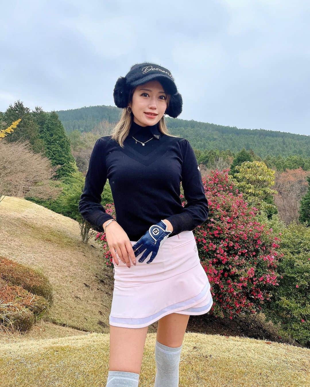 のインスタグラム：「霧雨ゴルフ☂️ 1mm以下ならゴルフはやります🏌️‍♀️ でもこの時期は霧雨でも寒いね😵  寒くてちょっと顔が引きつってる笑  もこもこニット帽が暖かい❤️  ウェアは全部 @descentegolf だよ😊  #ゴルフ #ゴルフ女子 #golf #golfgirls  #골프 #골프스타그램  #高尔夫 #golfswing  #韓国スタイル #ゴルフウェア #ゴルフコーデ #ゴルフアパレル #フットジョイ#デサントゴルフ #デサント」