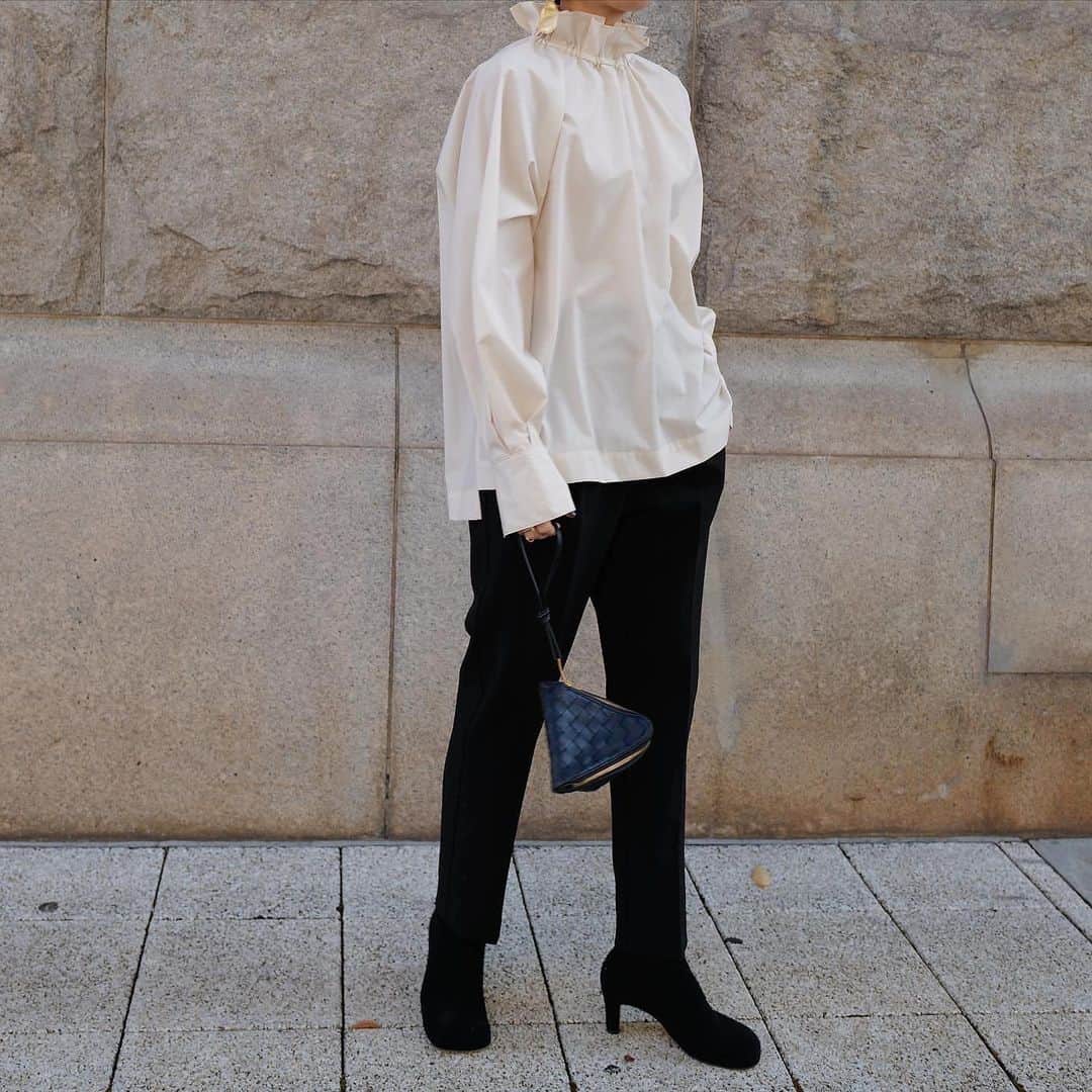 正中雅子のインスタグラム：「High neck shirt🦢  今年作りたかったハイネックタイプのシャツブラウス モード感もありつつ、着やすいモノにしたかった1枚が完成🫶  首元が印象的でタックとギャザーで立ち上がったハイネック襟がモードさと女性らしさもある1枚。 バックシルエットも長めの細リボンが印象的です。 素材感も上質な綿ポリを使用し、程よく光沢やハリもありボディから離れるシルエットです。  シワにもなりにくく🫶  そして！大人気で美脚効果バツグンで楽ちんなテーパードパンツも入荷します！！！  coming soonもUPされているので是非ご覧くださいませ♡  11/29 (tue)12:00-  #MACHATT #masaco服」