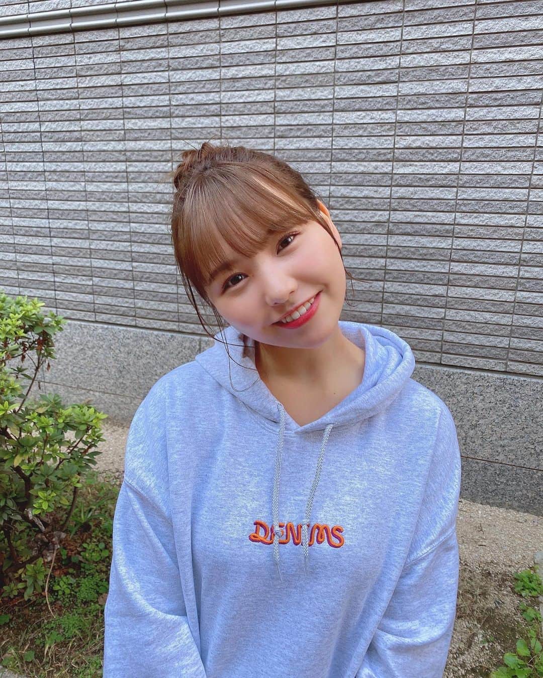 本郷柚巴のインスタグラム：「パーカーの季節🌼  #パーカー #お団子ヘア  #ラフコーデ」