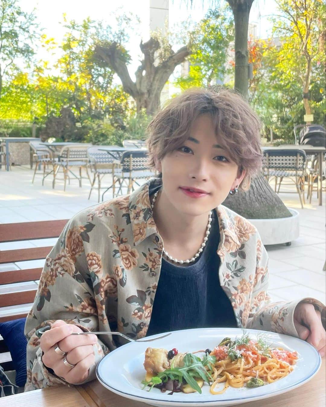 のインスタグラム：「この時小っちゃい子がパパとよちよち歩いててめっちゃ可愛すぎて普通に嫉妬した🙃 てことでランチしてきた🍽 ひと口いる？？」