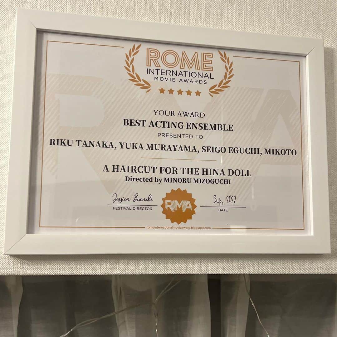 村山優香さんのインスタグラム写真 - (村山優香Instagram)「《お知らせ》 短編映画『お雛様のヘアカット』でヒロイン坂井菜月役を演じさせて頂いております。何とも切ないラブストーリーです。 そして、なんと、嬉しい事に、 Roma international movie Awards (ローマ国際映画祭)にて、ベストアクトレス賞を頂きました。 その他にも沢山の賞を頂きました。✨️ 女優として精進して参ります。 どうか見守っていてください😊   #田中理来 さん @tanaka__riku   #村山優香」11月28日 20時16分 - murayama_yuuka_official
