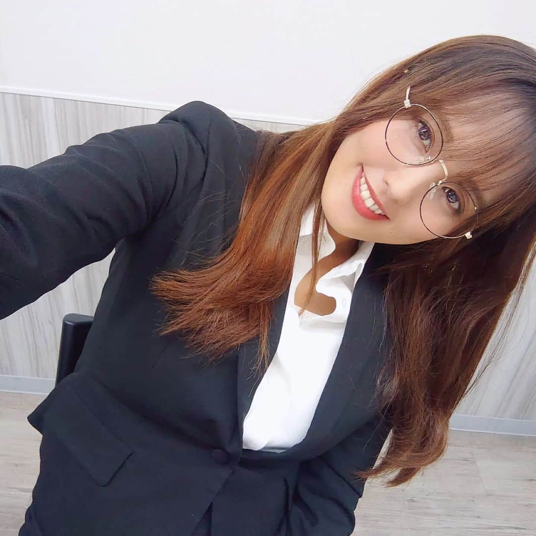 日里麻美のインスタグラム：「* スーツを主張  『リアル脱衣麻雀🀄️ポロリは罰符です！』シーズン６　第３回戦≪職業服対決≫  の衣装と中に来ていた水着です  メガネ好きなんだけど 目いいから レンズなしをつけます🤓  かわいいメガネもう一個欲しいなー🕶  * *  【販売中】 💠抑えきれない胸の鼓動　DVD & Blu-ray Amazonなどで購入できます 💠グラビア学園　グラビア動画&デジタル写真集　Amazon、DMMで購入できます  【TV、Web】 💠さまぁ～ずチャンネル　『訳あり女』『アシスタントオーディション』  💠YouTube　『ひさっちゃんねる』で検索  💠橋上秀樹アナライズTV アシスタントMC  💠チョコブラABEMA限定動画  💠Abema「BAZOOKA!!!」#12  【イベント】  💠後日詳細  * * *」