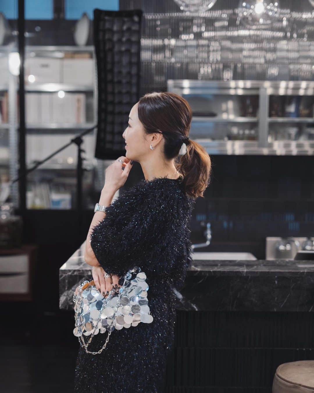 のインスタグラム：「Love this little shiny bag for the holiday✨  @farfetchjapan で見つけたキラキラバッグ🤩  #happyholidays #farfetch #ファーフェッチ」