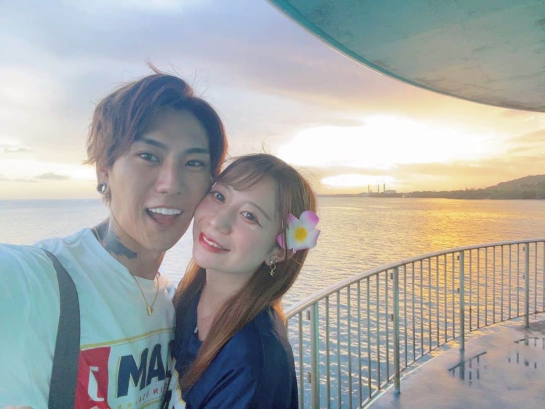 KOHEYのインスタグラム：「グアム🇬🇺4泊5日の旅楽しすぎた🇬🇺  tiktoker100人でのグアムツアーは ほんまに刺激的で修学旅行みたいで 青春でした☺️  そしてなにより。  ここまで僕たちが何も気にせず 楽しく撮影出来たのは 間違いなく スタッフの方々や たくさんの大人の方々のご協力の元、 スケジュール管理やその他諸々と助けていただいたからこそだと思います。  本当に心からありがとうございます🙇‍♂️  来年も是非グアムに行きたいと思えた最高のお仕事でした！！  さえぽんともたくさん写真撮れたし 最高の誕生日プレゼントを ありがとうございました🙇‍♂️  #Hereweguam #guam100 #bestguam #PR @visitguam_jp  #グアム #グアム観光 #旅行 #guam #travel  #tattoo  #カップル #カップルフォト #couple」