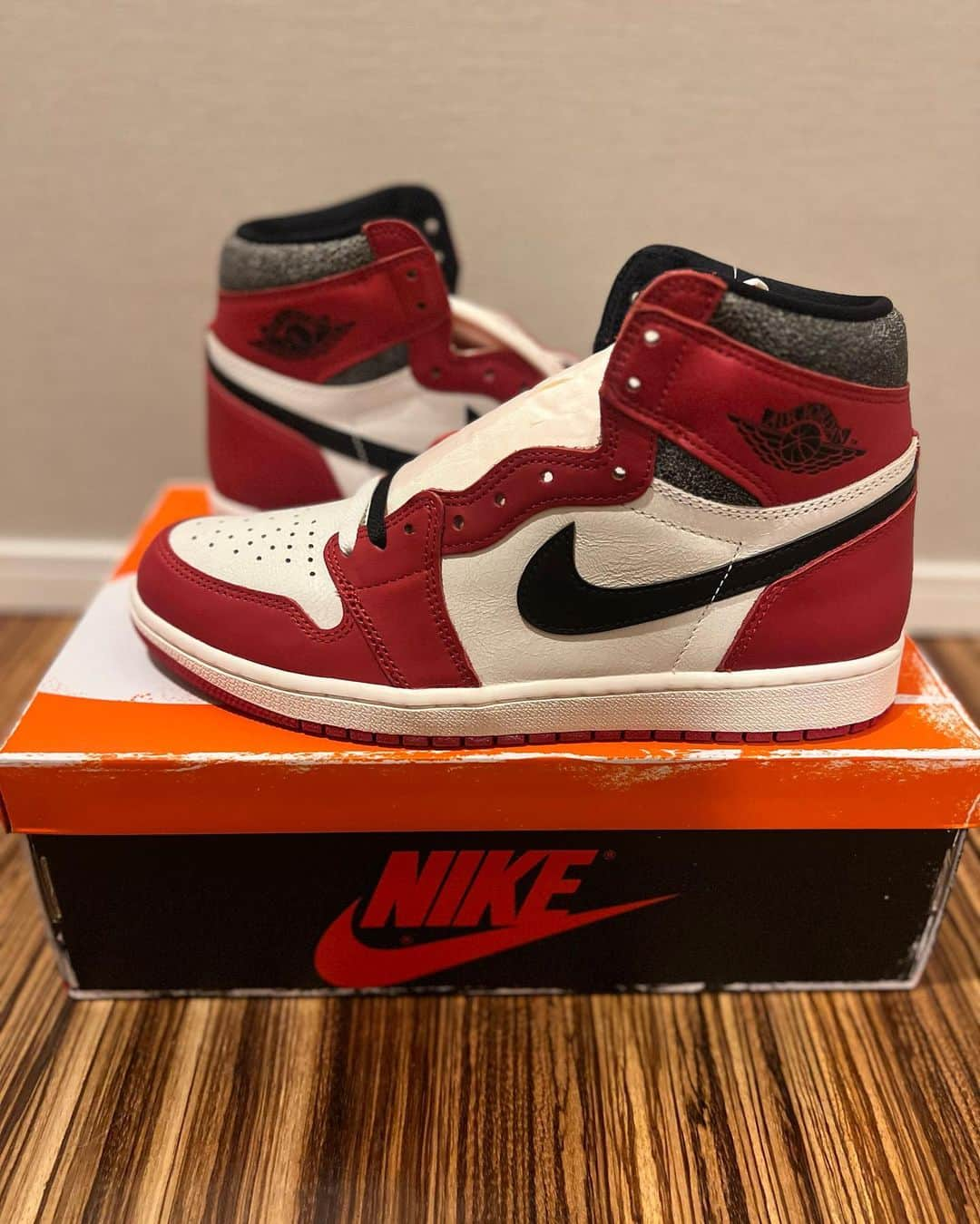 岩本煌史さんのインスタグラム写真 - (岩本煌史Instagram)「got new kicks!!  NIKE AIR JORDAN 1 RETRO HIGH OG CHICAGO LOST AND FOUND  #nike #ナイキ #aj1 #airjordan1 #airjordan1high #エアジョーダン1 #nikejordan1 #airjordan1chicago #chicago #aj1chicago #シカゴ  #michaeljordan #マイケルジョーダン #prowrestler #プロレスラー #prowrestling #プロレス #三重県 #桑名市 #出身 #岩本煌史 #sneaker #スニーカー #スニーカー大好き #足元倶楽部 #スニーカーヘッズ」11月28日 20時24分 - koji_iwamoto