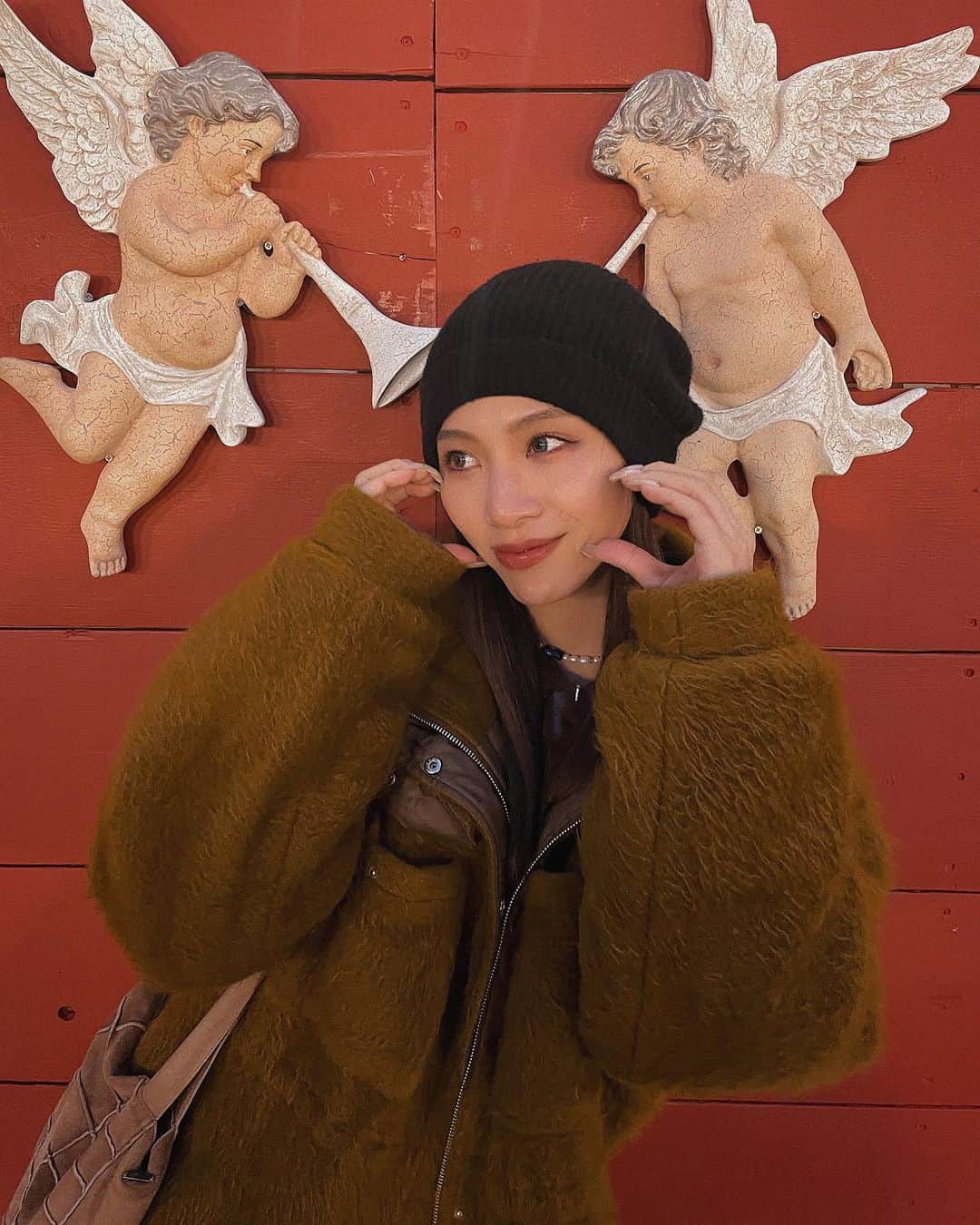 honoka のインスタグラム：「今日空き時間にずっと行きたかった Christmas Market行ってきたよ🎄 スノードーム買っちゃった👼🏼💞笑  冬の好きなところは クリスマスとイルミネーションと 街に流れてるクリスマスの音楽🎵 あと、、、 冬の方がご飯も美味しく感じる🫠  #christmasmarket #横浜赤レンガ倉庫  #横浜赤レンガ倉庫クリスマスマーケット」