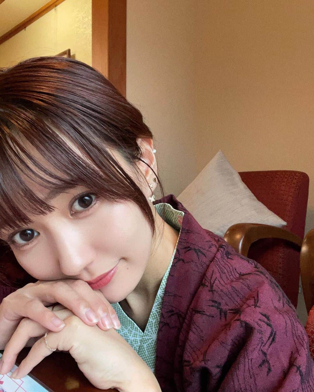 荻野可鈴のインスタグラム：「、 運転してたどり着いた先は #あさやホテル でした！  温泉入ってお酒飲んで最高の旅だったよ🧖‍♀️🍶  夕食と朝食のバイキングが大優勝すぎて ご飯中撮ったものは３枚目の動画のみ、、笑  何してるか分かるかに🦀🦀🦀」