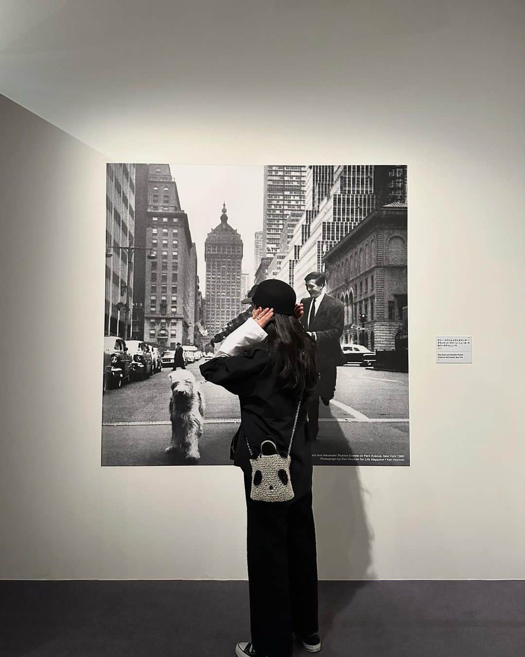 鈴木詩織のインスタグラム：「MARY QUANT🤍🖤  ファッション好きにはたまらなく楽しかった回顧展👗 ミニスカートブームを生み出したマリー・クワント。  日本初の回顧展は、今見ても可愛い♡と思えるデザインや色使いのお洋服たちがたくさん🫶🏻 楽しすぎて食い入るように見てました😌  マリー•クワント展はBunkamura ザ•ミュージアム(渋谷)で11/26〜開幕しています。 お土産を購入できるコーナーもとっても可愛かったですよ🙆🏻‍♀️  ※この撮影は主催者の特別な許可をもらい投稿しています @maryquant_official   ⁡ ⁡ ⁡  #マリクワ展#マリークワント展#スウィンギングロンドン#bunkamura#bunkamuraザミュージアム」