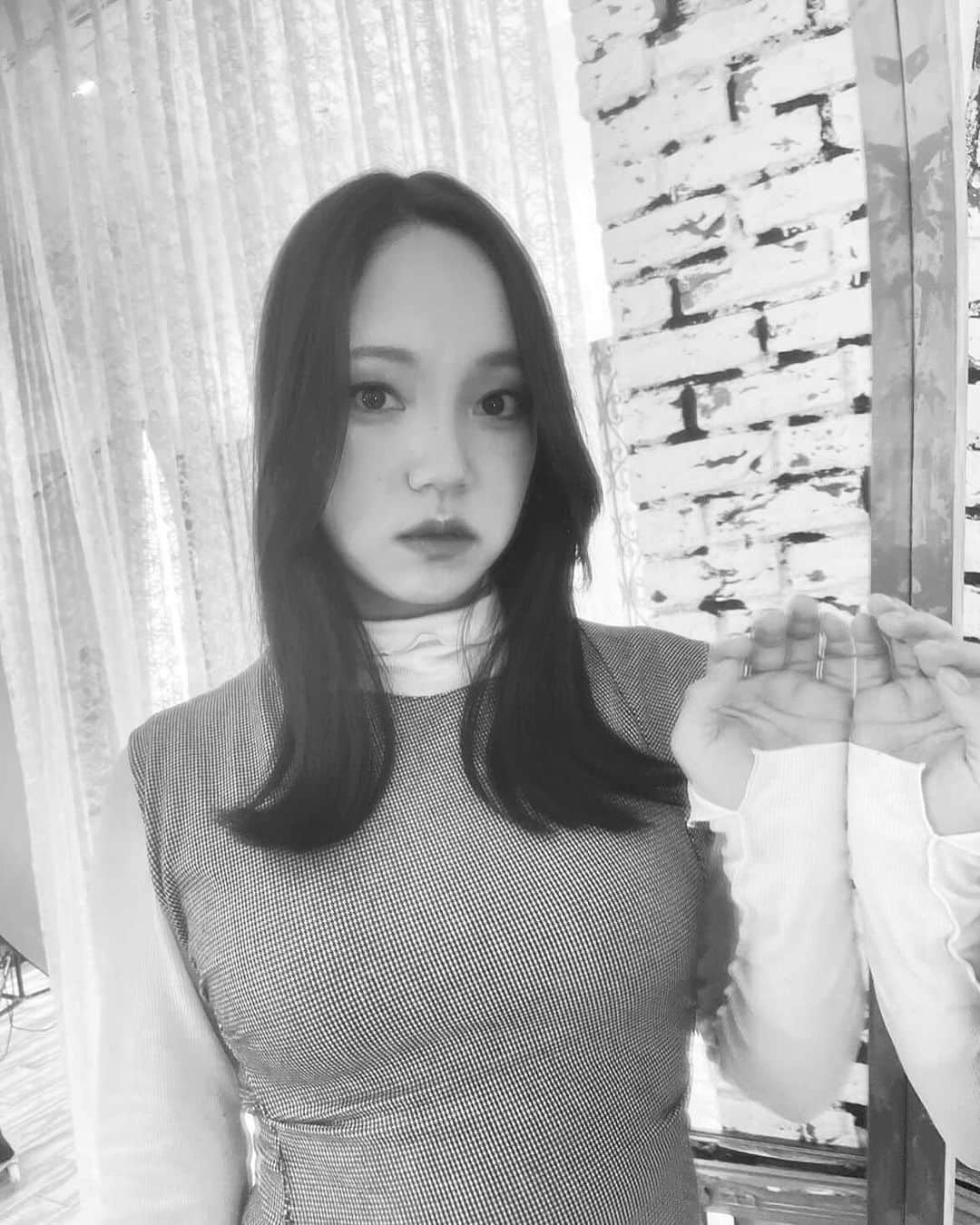 のインスタグラム：「🪞🪄🪞🪄  TOP撮影会ありがとう御座いました😳🫶  素敵なお写真🥹✨  鏡いいね👍🏻 ̖́-‬   #top撮影会  #撮影会  #ロゼスタジオ  #mirror  #モノトーン  #monotone #portrait  #photo  #photooftheday  #photography  #photographer  #fashion #冬  #winter #love #twitterfollow  #写真好きな人と繋がりたい #ポートレート好きな人と繋がりたい  #カメラマンさんと繋がりたい  #少しでもいいなと思ったらいいね #follow #セミロング #女優  #actor #声優  #voiceactor  #平井綾乃 #OMNIA #オムニア」