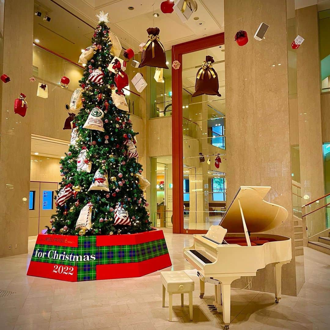 ホテル メルパルク名古屋のインスタグラム：「クリスマスシーズ期間限定で「ストリートピアノ」を復活できることになりました。12月1日からクリスマスの当日25日までの期間にクリスマスのナンバーを奏でていただけないでしょうか。心躍る楽しいクリスマスナンバーの演奏をお願いいたします。  #メルパルク名古屋 #ストピ #クリスマス限定 #ストリートピアノ」