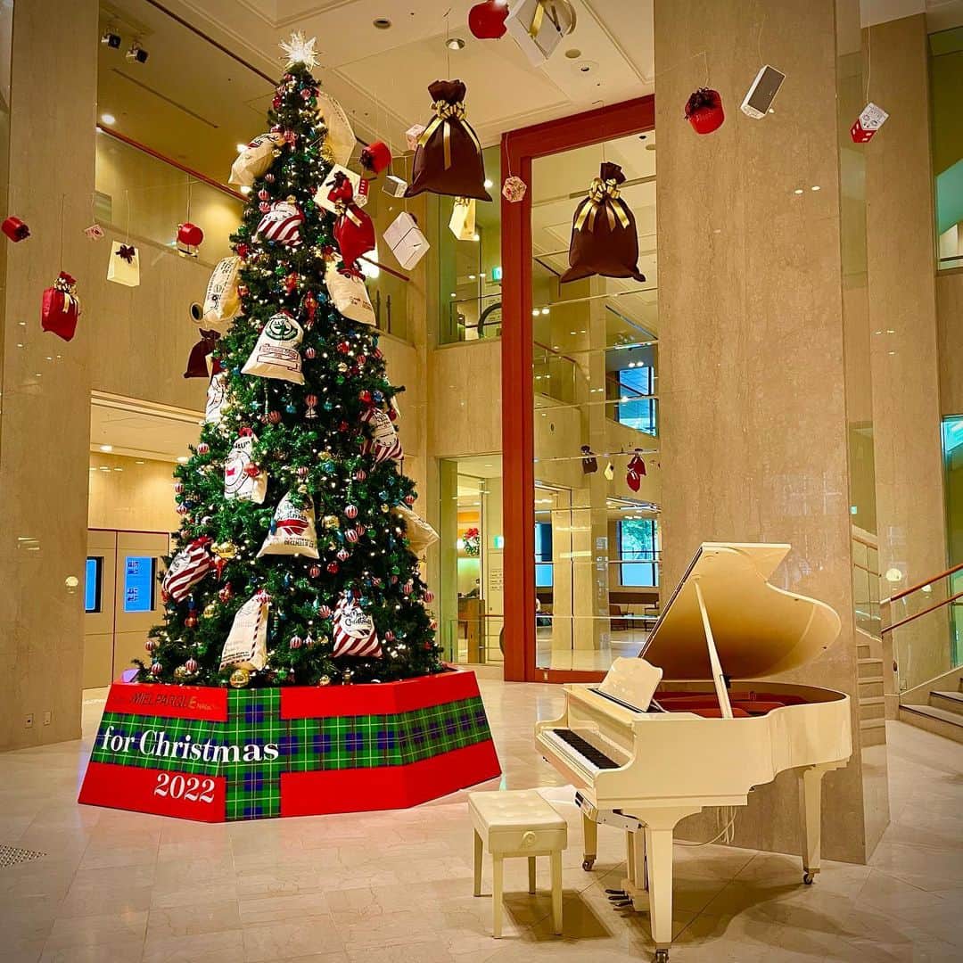 のインスタグラム：「クリスマスシーズ期間限定で「ストリートピアノ」を復活できることになりました。12月1日からクリスマスの当日25日までの期間にクリスマスのナンバーを奏でていただけないでしょうか。心躍る楽しいクリスマスナンバーの演奏をお願いいたします。  #メルパルク名古屋 #ストピ #クリスマス限定 #ストリートピアノ」