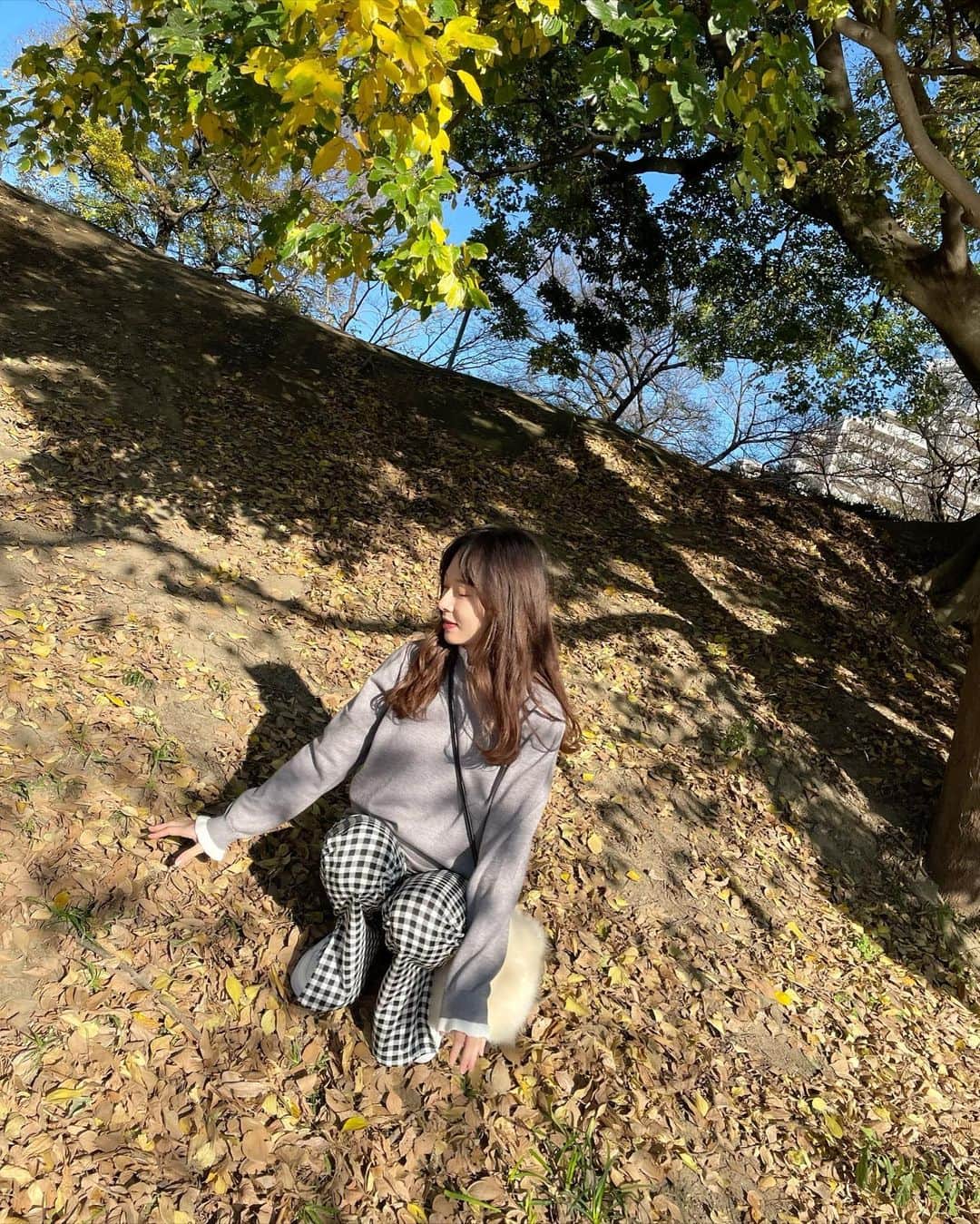 西川瑞希（みずきてぃ）さんのインスタグラム写真 - (西川瑞希（みずきてぃ）Instagram)「最近時間があるときは公園や、自然のある場所にいって、30分から1時間くらいゆっくりお散歩するのが気持ちいぃ🌿  今日もたっぷり歩いて気分もスッキリ☺︎  自分にとっての癒されることってその時その時で変わるから自分とちゃんと向き合いながら体が何を求めているか、探すようにしています//  ずっと変わらず癒しの好きな時間は、まったりカフェや、お風呂にゆっくり浸かったり、ストレッチしたり、スキンケアタイム、お料理したり…が落ち着くなぁ🕊  みなさんの最近の癒しはなんだろう？！♡、  #healing #walking #park #お散歩 #癒しの時間 #リラックスタイム #自然」11月28日 21時01分 - mizuki_nishikawa_
