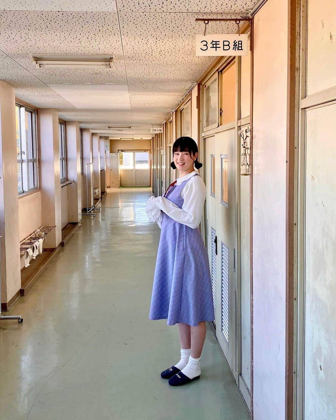 西原さつき（さつきぽん）のインスタグラム：「中学生ぶりに母校へ帰りました！ 愛知県名古屋市昭和区にある川名中学校という学校で、講演会でした🌼 ⁡ 自分にとって1番悩んでいた中学生時代。。だったのですが…大人になってもう一度、自分の話を聞いてもらうために足を運ぶとは想像もしてなかったです😳 ⁡ 校舎の中に入ってみると、当時の思い出がたくさんよみがえる(≧◡≦)  下駄箱のちょっと奥まった雰囲気とか、教室の入り口とか（3年B組でした） 当時は身体の悩みが大きくて余裕もあまり無くて悩んでいた……と思っていたけど、改めて学校の中に入るとちゃんと楽しい思い出もたくさんあったなぁと感じました☀︎︎ 心のどこかでずっと引っかかっていた場所でしたけれど、行けて良かったな☺️ ⁡ 当時は卓球部の部長をやっていましたよ🏓当時からアニメが好きな大人しい子たちと教室の隅っこの方で盛り上がっていた気がします（今と変わってない。笑） ⁡ 最後の写真はお母さんです✿ 一緒に付いてきてもらいました。笑 また色んな講演の写真アップします(•̀ᴗ•́)و  #中学時代の母校へ #川名中学校  #講演会  #カンコー学生服  #transgender  #さつきぽん」