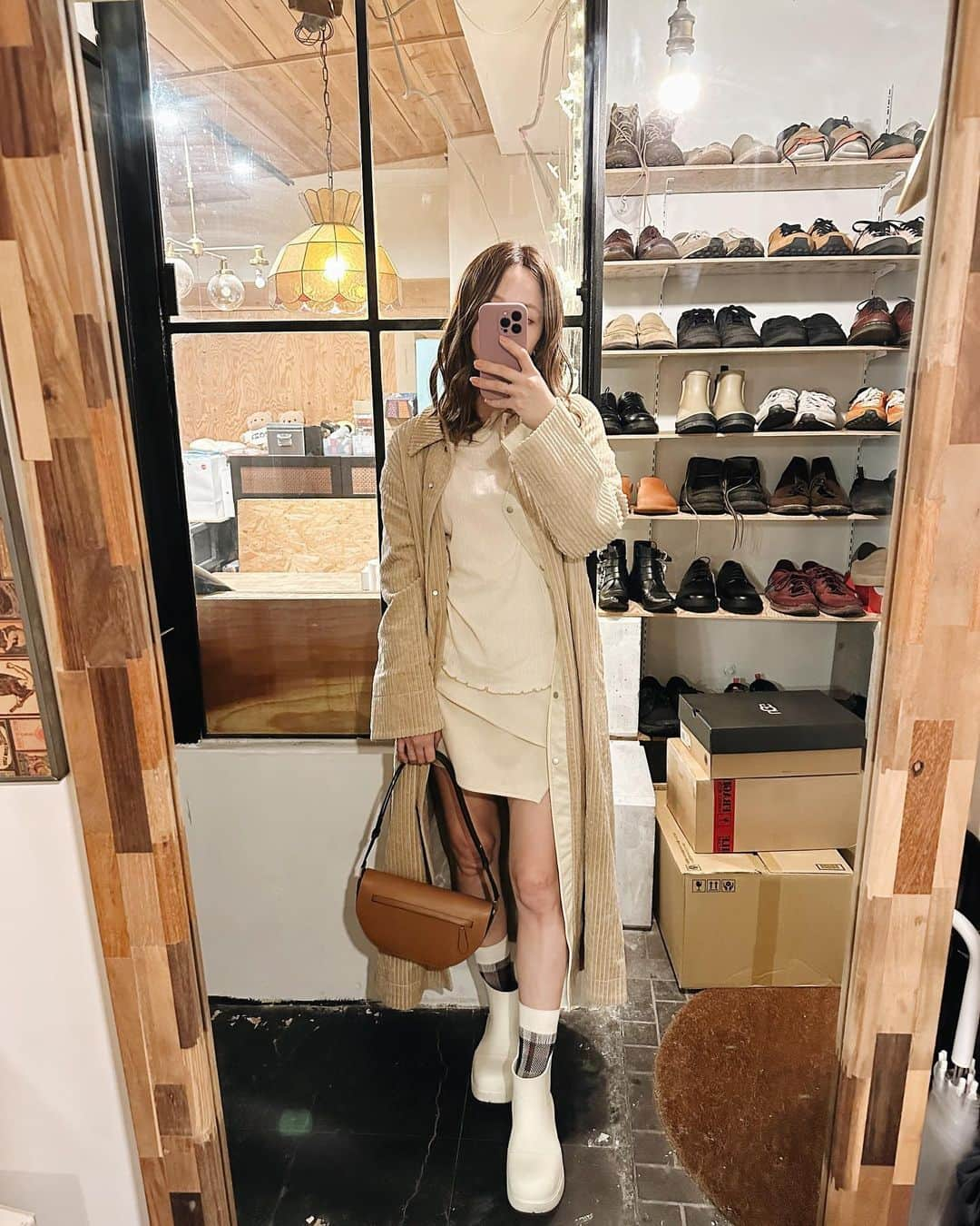 Ami さんのインスタグラム写真 - (Ami Instagram)「最近の私服。パート3  coat / @amerivintage  bottom / @evris_official  bag / @burberry  socks / @tabio.jp  shoes / @newbottega   そろそろダンボール開けて片付けようか😅？」11月28日 21時07分 - ami_dream05