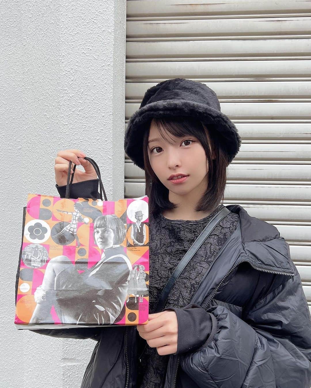 のインスタグラム：「マリー・クワント展に行ってきました！ ファッションの歴史を知る、良い時間でした。  11月26日からマリークヮントバザーコレクションと、リフレッシングフットジェルが限定発売されたみたいです！ @maryquant_official  #maryquant  #マリークヮント #バザーコレクション #リフレッシングフットジェル」