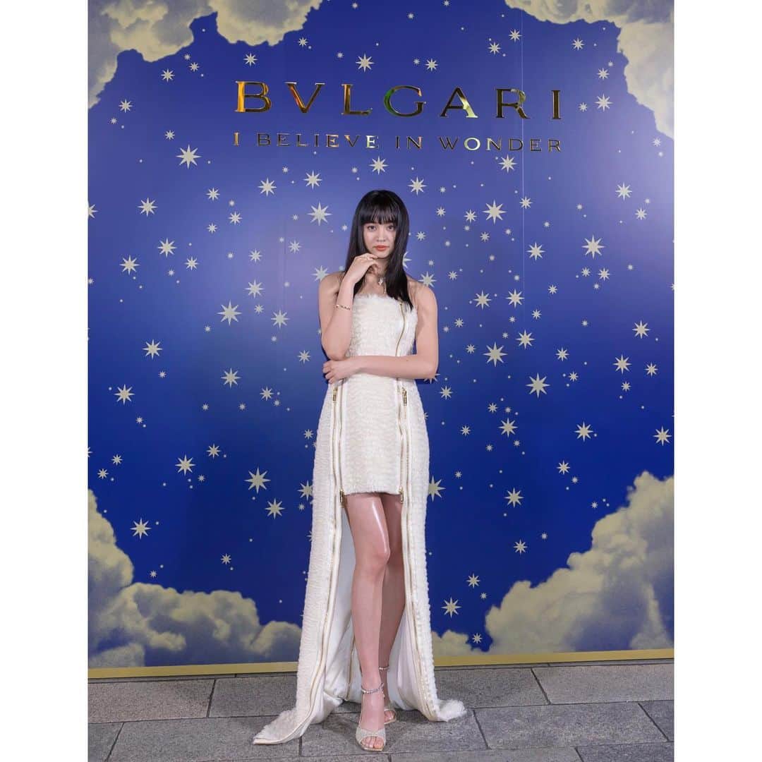 のインスタグラム：「ブルガリ セルペンティ スパークル 2022点灯式に参加させて頂きました☺️💕  銀座の夜空に色鮮やかに輝くセルペンティ スパークルがとても美しかったです🥰  @bulgari #serpentisparkle #bulgarijewelry  Makeup and hair @mikako888  Styling @nagasawamika」