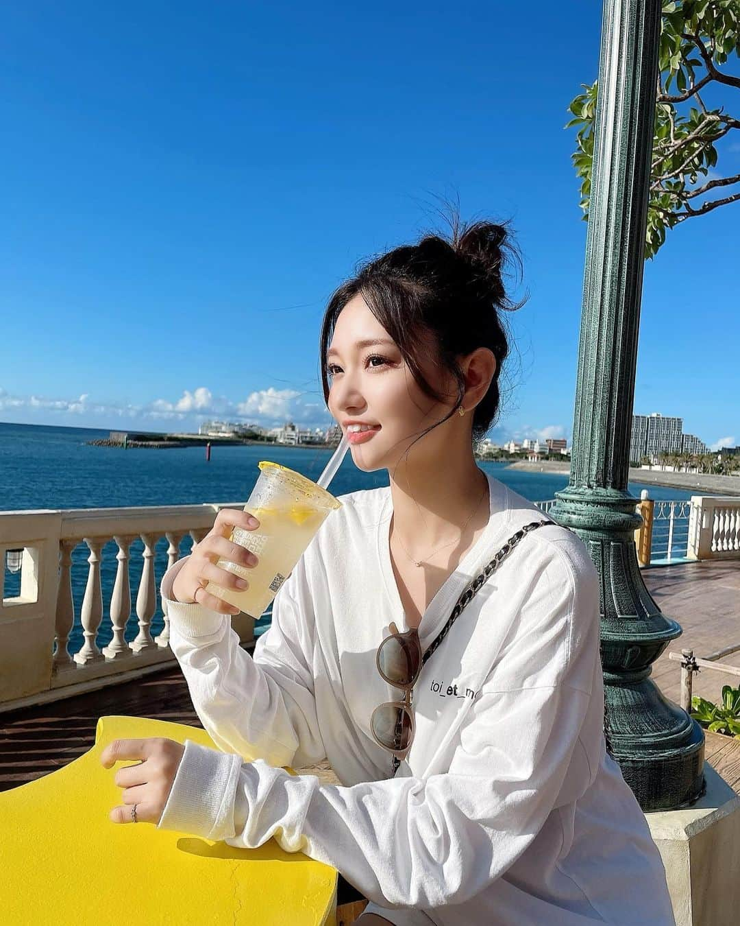 いっちゃん/嶋津 いつみのインスタグラム：「. . ながーい旅logストーリーに お付き合いくださったフォロワー様 ありがとうございました😘💓 . . . でも投稿が残ってるから まだ私の夏終わってないみたいww . . . . アメリカンビレッジで見つけた @happylemon_okinawa 🍋✨ . . . 暑い日の水分補給にちょうどよかった🥺❤️ . . .  #沖縄 #沖縄旅行 #旅行 #旅スタグラム #旅好き #旅行好き #アメリカビレッジ #ハッピーレモン  #いっちゃん #関西 #関西モデル  #関西フリーモデル #フリーモデル　 #ブライダルモデル #ウェディングモデル #着物モデル #フリーランスモデル #看護師 #ナース #nurse」