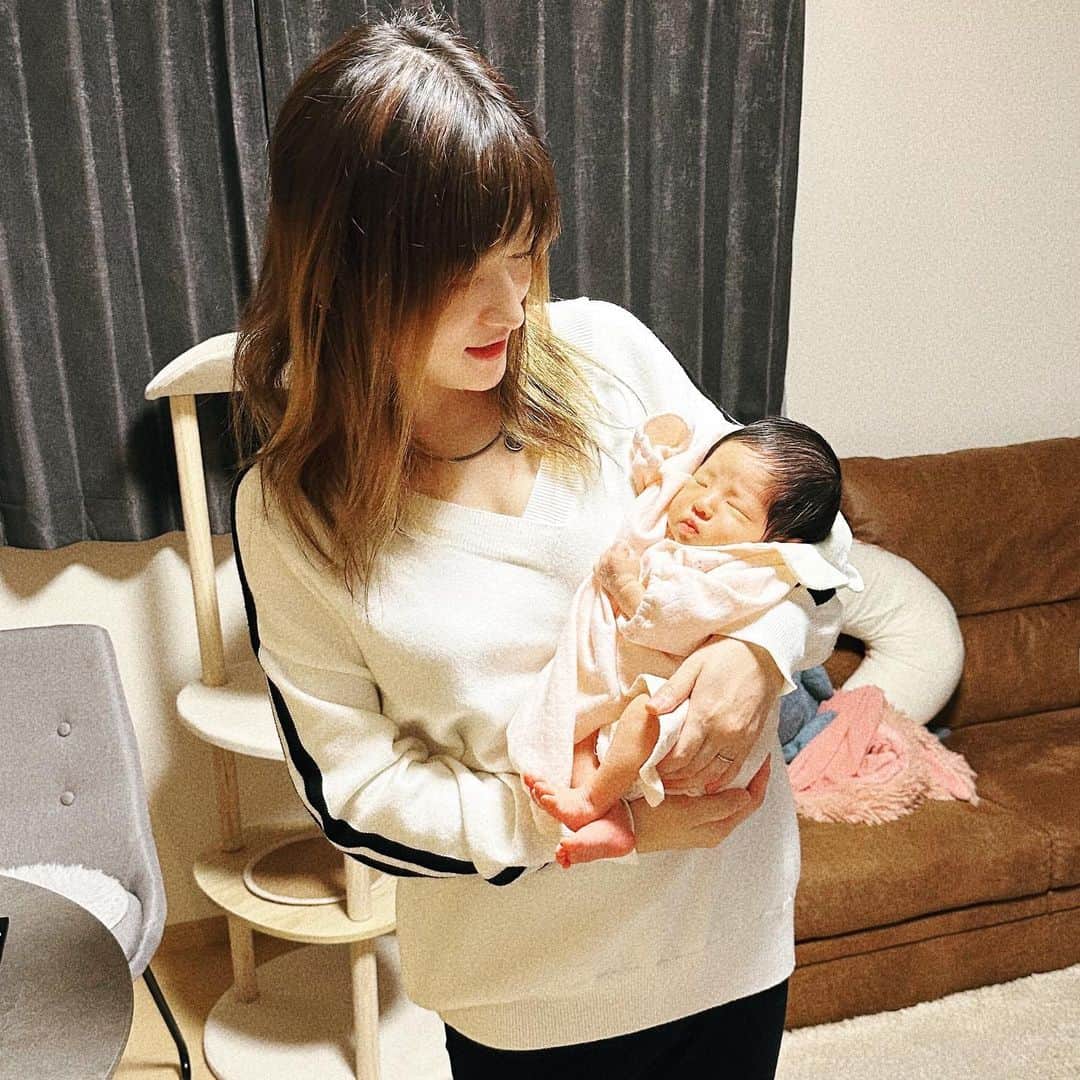 MIHO氏さんのインスタグラム写真 - (MIHO氏Instagram)「赤ちゃんのだっこが だいぶサマになってまいりました👼ｗ ． #居心地悪そうだな #どんまいオブザイヤー」11月28日 21時24分 - _mihoshi.344_