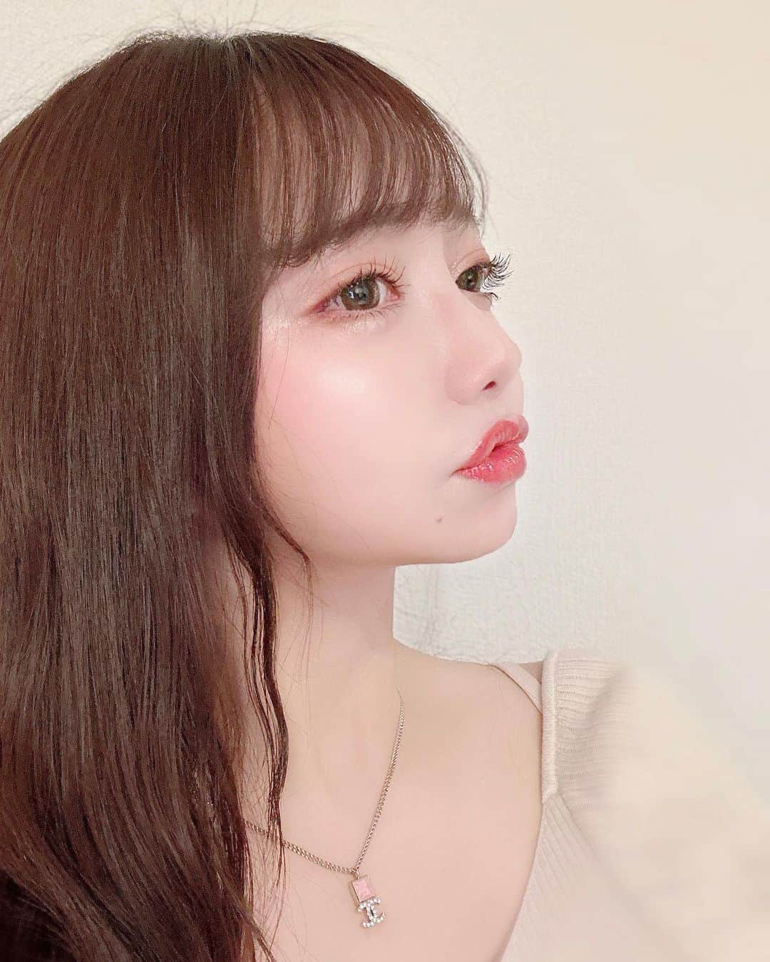 遠藤 玲奈 /endo renaのインスタグラム：「🎡🎠🤍 10月にオープンしたアイプロリッシュさん @eyeprolish11 で、まつ毛くるりんしてもらった👼🏻‪𓂃 𓈒𓏸◌‬  マスカラ普段ガッツリつけないけど、 カールがわかりやすいようにたっぷり塗ってみた◎  1本1本丁寧にカールを作ってくださって嬉しい🥲 店内もとっても可愛い世界観で、 スタッフさんもすごく皆丁寧で素敵でした！ 渋谷からも広尾からも近いです☻ 洗顔してもまつ毛あがってるとテンションあがる…✨  #まつパ #まつげパーマ#まつ毛パーマ上下#アイポリッシュ#eyeprolish#まつ毛カール#パリジェンヌ#くるみん#まつ毛パーマデザイン#まつ毛パーマ専門店#広尾#渋谷#まつ毛ケア#波ウェーブ#グレージュ#目元ケア」