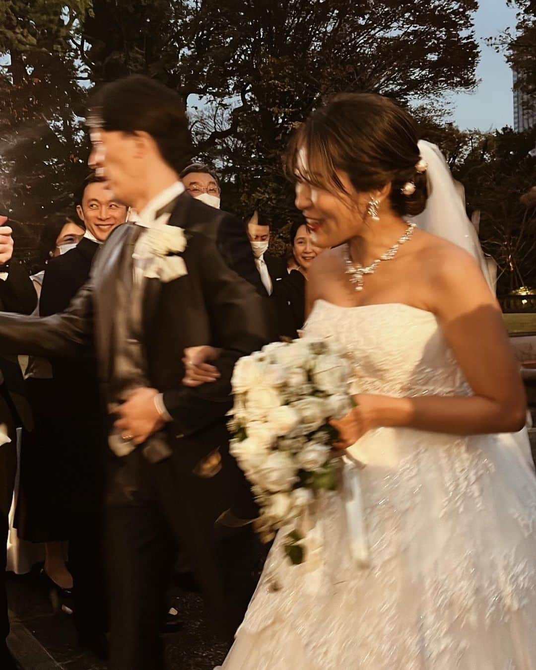 上野智子さんのインスタグラム写真 - (上野智子Instagram)「11/26🕊 無事に結婚式を行うことが出来ました。 式と披露宴は少人数でしたが、忘れられない時間になったなあ。両家族が集まるのも、すごく幸せですね。まわりのみなさんに本当に感謝でいっぱいです。♡  明治-大正時代ラブな私が即決だった #綱町三井倶楽部 はお庭も本当に素敵！雨が奇跡的に上がってよかった。。！ ドレスは妊娠中でも比較的着やすいエンパイアの中から好みのものを選びました:)  忙しい12月が近付き現実に戻ってはいますがw  しばらくwedding投稿お付き合いください😂♡  #結婚式 #マタニティウェディング #weddingdress #妊娠後期」11月28日 21時35分 - tomokoueno