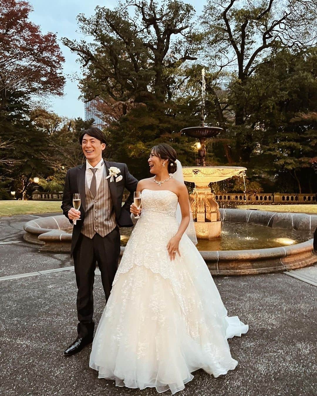 上野智子のインスタグラム：「11/26🕊 無事に結婚式を行うことが出来ました。 式と披露宴は少人数でしたが、忘れられない時間になったなあ。両家族が集まるのも、すごく幸せですね。まわりのみなさんに本当に感謝でいっぱいです。♡  明治-大正時代ラブな私が即決だった #綱町三井倶楽部 はお庭も本当に素敵！雨が奇跡的に上がってよかった。。！ ドレスは妊娠中でも比較的着やすいエンパイアの中から好みのものを選びました:)  忙しい12月が近付き現実に戻ってはいますがw  しばらくwedding投稿お付き合いください😂♡  #結婚式 #マタニティウェディング #weddingdress #妊娠後期」