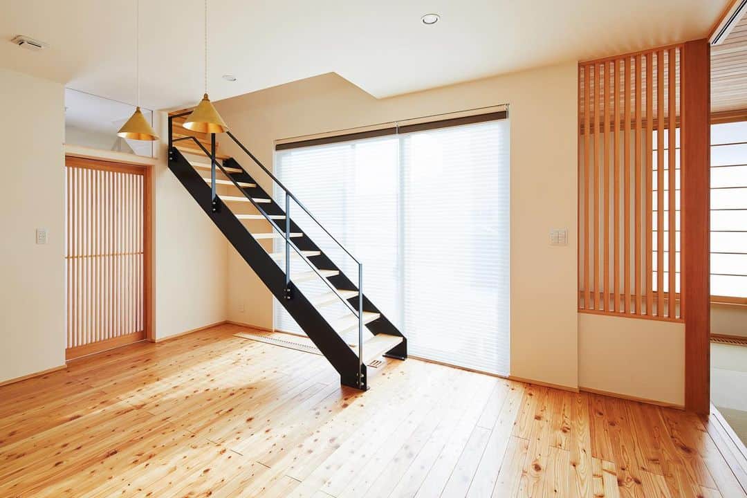 ㈲木の香の家―木精空間―さんのインスタグラム写真 - (㈲木の香の家―木精空間―Instagram)「○花巻の家  【アイアン直階段が伸びるお家】  ナチュラル空間の中に 一直線に伸びるアイアンデザインの階段▪️▪️  ゴールドのペンダントライトが下がる可愛らしいダイニング🛎🔑 そして続く畳コーナーのリビング🍵  空間の継ぎ目に格子壁が入ることで隔たり感が和らぎますね。  和洋折衷の美しいお家︎✨ ̖́-  -------------------------------- ホームページはこちらで検索↓↓↓ https://www.mokusei-kukan.com/  施工例や断熱の仕組みについて 掲載しています✍🏻 --------------------------------     #木の香の家 #断熱さん #パッシブ木の香 #新築 #高気密高断熱住宅  #自由設計の家  #注文住宅 #工務店がつくる家  #内観デザイン  #ldk  #和室 #畳コーナー  #アイアン #ダイニング照明 #階段 #格子壁」11月28日 21時42分 - konokanoie