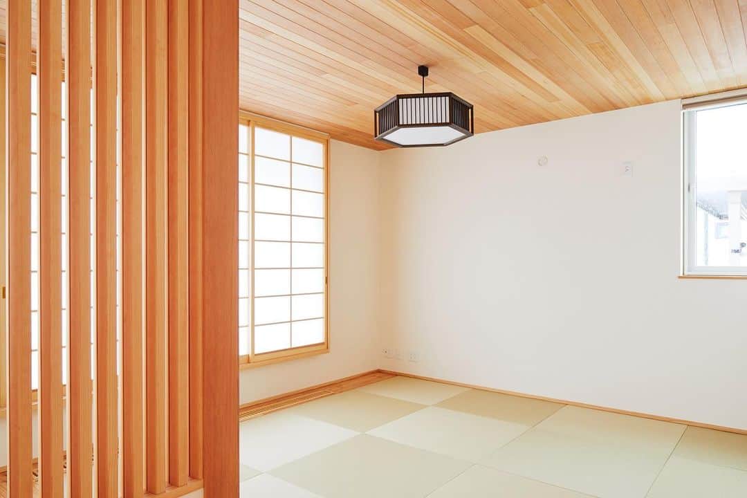 ㈲木の香の家―木精空間―さんのインスタグラム写真 - (㈲木の香の家―木精空間―Instagram)「○花巻の家  【アイアン直階段が伸びるお家】  ナチュラル空間の中に 一直線に伸びるアイアンデザインの階段▪️▪️  ゴールドのペンダントライトが下がる可愛らしいダイニング🛎🔑 そして続く畳コーナーのリビング🍵  空間の継ぎ目に格子壁が入ることで隔たり感が和らぎますね。  和洋折衷の美しいお家︎✨ ̖́-  -------------------------------- ホームページはこちらで検索↓↓↓ https://www.mokusei-kukan.com/  施工例や断熱の仕組みについて 掲載しています✍🏻 --------------------------------     #木の香の家 #断熱さん #パッシブ木の香 #新築 #高気密高断熱住宅  #自由設計の家  #注文住宅 #工務店がつくる家  #内観デザイン  #ldk  #和室 #畳コーナー  #アイアン #ダイニング照明 #階段 #格子壁」11月28日 21時42分 - konokanoie