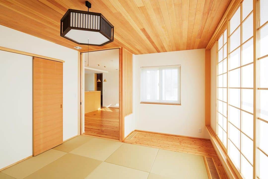 ㈲木の香の家―木精空間―さんのインスタグラム写真 - (㈲木の香の家―木精空間―Instagram)「○花巻の家  【アイアン直階段が伸びるお家】  ナチュラル空間の中に 一直線に伸びるアイアンデザインの階段▪️▪️  ゴールドのペンダントライトが下がる可愛らしいダイニング🛎🔑 そして続く畳コーナーのリビング🍵  空間の継ぎ目に格子壁が入ることで隔たり感が和らぎますね。  和洋折衷の美しいお家︎✨ ̖́-  -------------------------------- ホームページはこちらで検索↓↓↓ https://www.mokusei-kukan.com/  施工例や断熱の仕組みについて 掲載しています✍🏻 --------------------------------     #木の香の家 #断熱さん #パッシブ木の香 #新築 #高気密高断熱住宅  #自由設計の家  #注文住宅 #工務店がつくる家  #内観デザイン  #ldk  #和室 #畳コーナー  #アイアン #ダイニング照明 #階段 #格子壁」11月28日 21時42分 - konokanoie