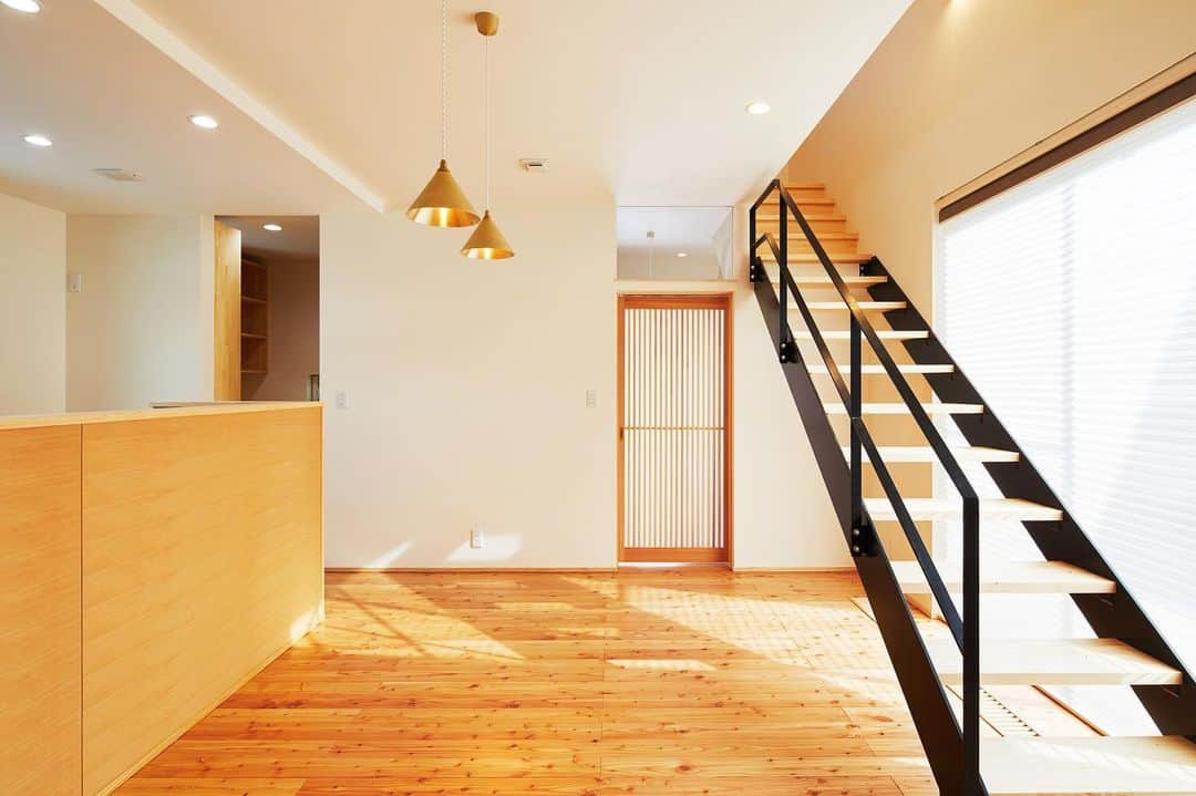 ㈲木の香の家―木精空間―のインスタグラム：「○花巻の家  【アイアン直階段が伸びるお家】  ナチュラル空間の中に 一直線に伸びるアイアンデザインの階段▪️▪️  ゴールドのペンダントライトが下がる可愛らしいダイニング🛎🔑 そして続く畳コーナーのリビング🍵  空間の継ぎ目に格子壁が入ることで隔たり感が和らぎますね。  和洋折衷の美しいお家︎✨ ̖́-  -------------------------------- ホームページはこちらで検索↓↓↓ https://www.mokusei-kukan.com/  施工例や断熱の仕組みについて 掲載しています✍🏻 --------------------------------     #木の香の家 #断熱さん #パッシブ木の香 #新築 #高気密高断熱住宅  #自由設計の家  #注文住宅 #工務店がつくる家  #内観デザイン  #ldk  #和室 #畳コーナー  #アイアン #ダイニング照明 #階段 #格子壁」