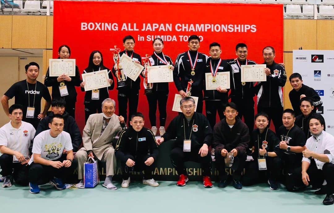 森脇唯人のインスタグラム：「. 階級を上げての全日本選手権優勝しました。 今回の大会は有観客で、沢山の人が応援に来てくれました。ありがとうございました。配信で応援してくれた人達にも感謝しています。 次は世界選手権、アジア大会、オリンピックと、また長い戦いが始まります。 勝手にだけど、ここに立てなかった仲間の分まで背負って戦って行きます。 これからも応援宜しくお願い致します　　　  . #boxing#amateurboxing#Olympic #ボクシング#全日本選手権 #並木と牧野は#表彰台乗っても#俺よりちっこい」