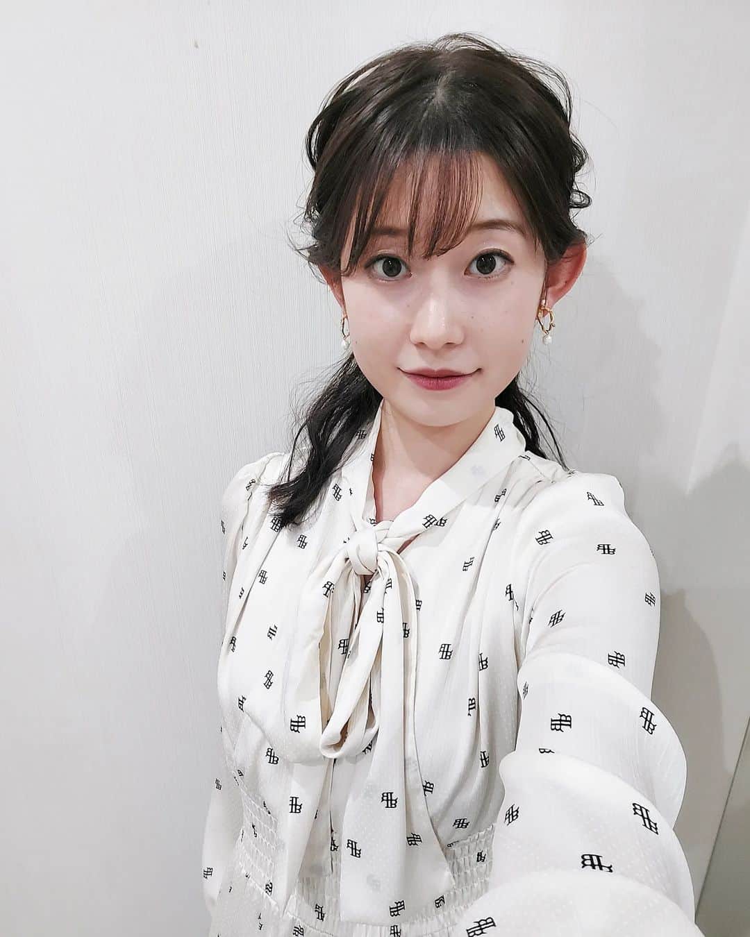 小田都由のインスタグラム：「⁡ ⁡ ⁡ めずらしくハーフアップでした😘⁡ ⁡ 今週は一気に季節が進み寒くなるようです⛄⁡ どうぞ暖かくしてお過ごしください🧣⁡ ⁡ あさって３０日のＪチャン＋では鹿児島の４０年を映像で振り返るアーカイブ企画を放送します。⁡ 今月は私が担当しました😉⁡ ぜひご覧ください♪⁡ ⁡ ⁡ ⁡ #アナウンサー⁡ #鹿児島放送⁡ #KKB⁡ #Jチャンプラス⁡ #衣装⁡ #鹿児島⁡ #写真⁡ #photo⁡ ⁡ ⁡」