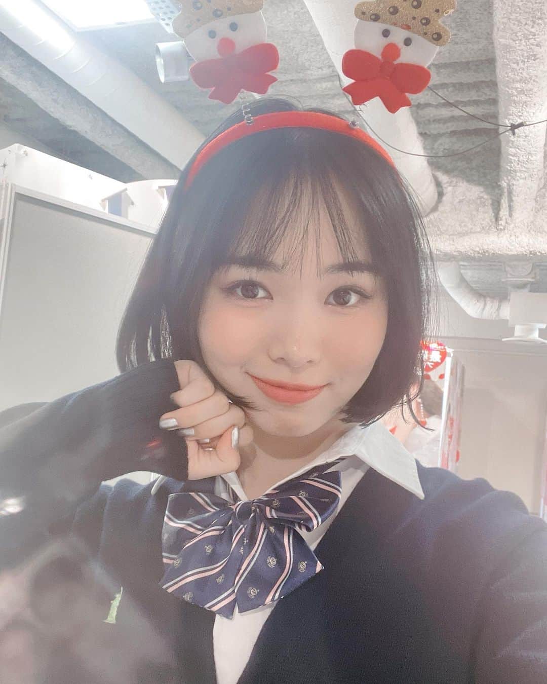大友樹乃のインスタグラム：「☺︎ ST冬号がもうすぐだ☃️🤍 今年のクリスマスなにしようかな？  #seventeen #クリスマス　 #クリスマスアクセサリー  #shein」
