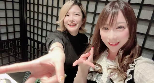 橋本れいかのインスタグラム：「. れんれんと一緒に同伴だった日の📷💓  楽しかったおいしかった日でしたん✨ ギャルピース✌️✌️  いつも仲良くしてくれてありがとう🥺💕  ୨୧┈┈┈┈┈┈┈┈┈┈┈┈┈┈୨୧  Twitter新しくなりました ↪︎ reikasensei1023  よろしくお願いします♡  #橋本れいか #れいか先生 #レッドドラゴン #RedDragon #六本木 #キャバクラ #ドレス #フォローしてね ♡♡ #福咲れん #れんれん #同伴」