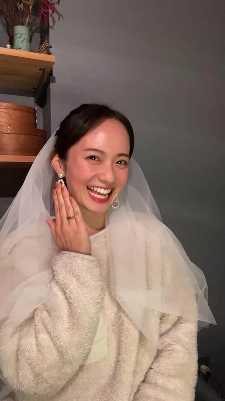 鉢嶺杏奈のインスタグラム：「11/28 いいニヤケの日  ただただニヤけてる日のライブですw 結婚パーティーの余韻を思いっきり引きずっております。 幸せハッピー野郎ですww  寝巻きでベールつけるとこーなりますw ぜひご参考に。」