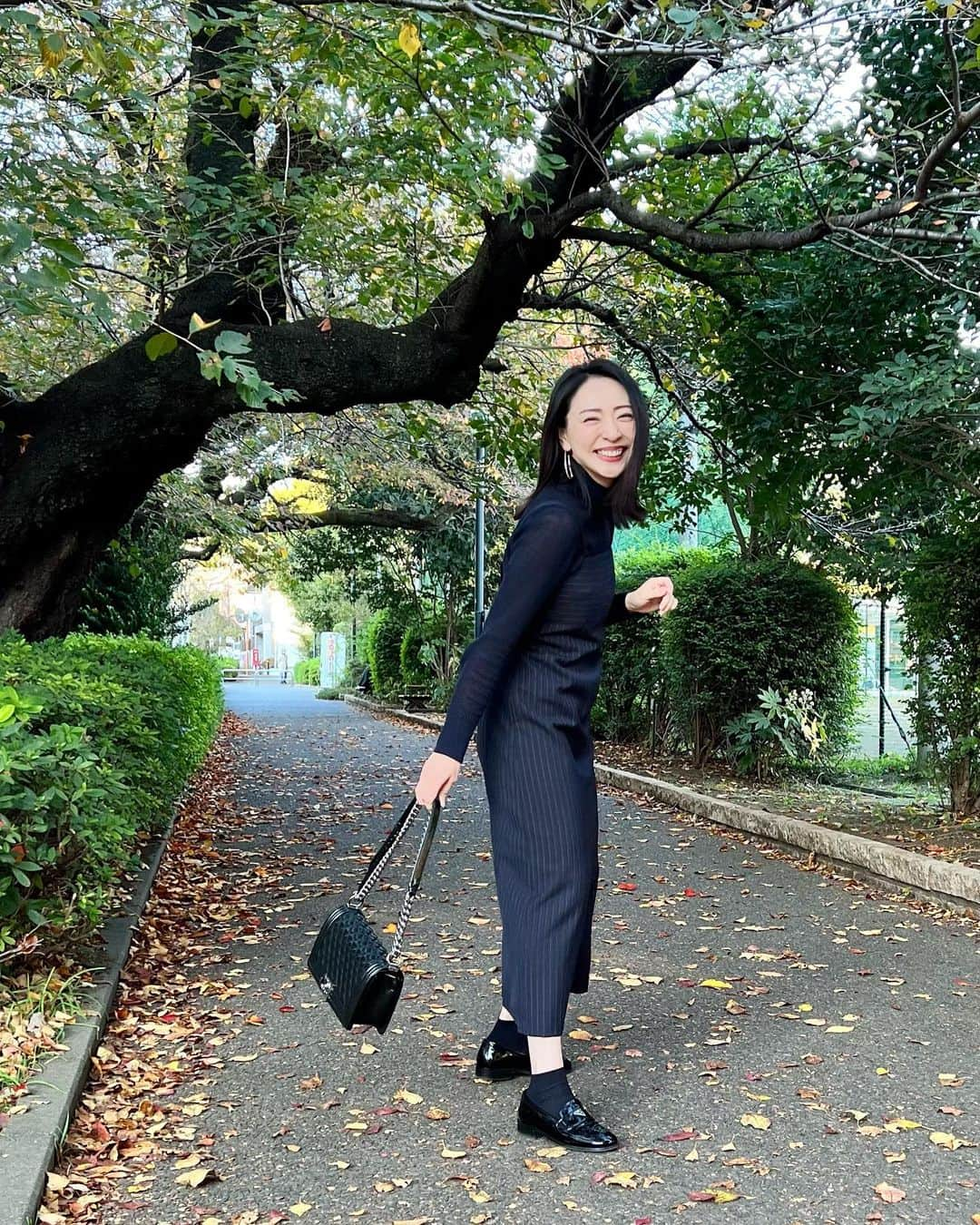 磯部奈央さんのインスタグラム写真 - (磯部奈央Instagram)「Coordinate 🤍  過ごしやすい気候で、お散歩が気持ち良い🙂🍂 先日のコーディネートです🤍 . #dress … @grace_continental.div  #outer … @diagramofficial  #bag …#chanel  #shoes ...#prada   コートの、何とも言えない墨色に即決でした🙌🏻  #coordinate #ootd #instafashion #outfit #コーデ #シンプルコーデ #ファッション #コーディネート #カジュアル #ママコーデ」11月29日 0時19分 - nao_isobe729