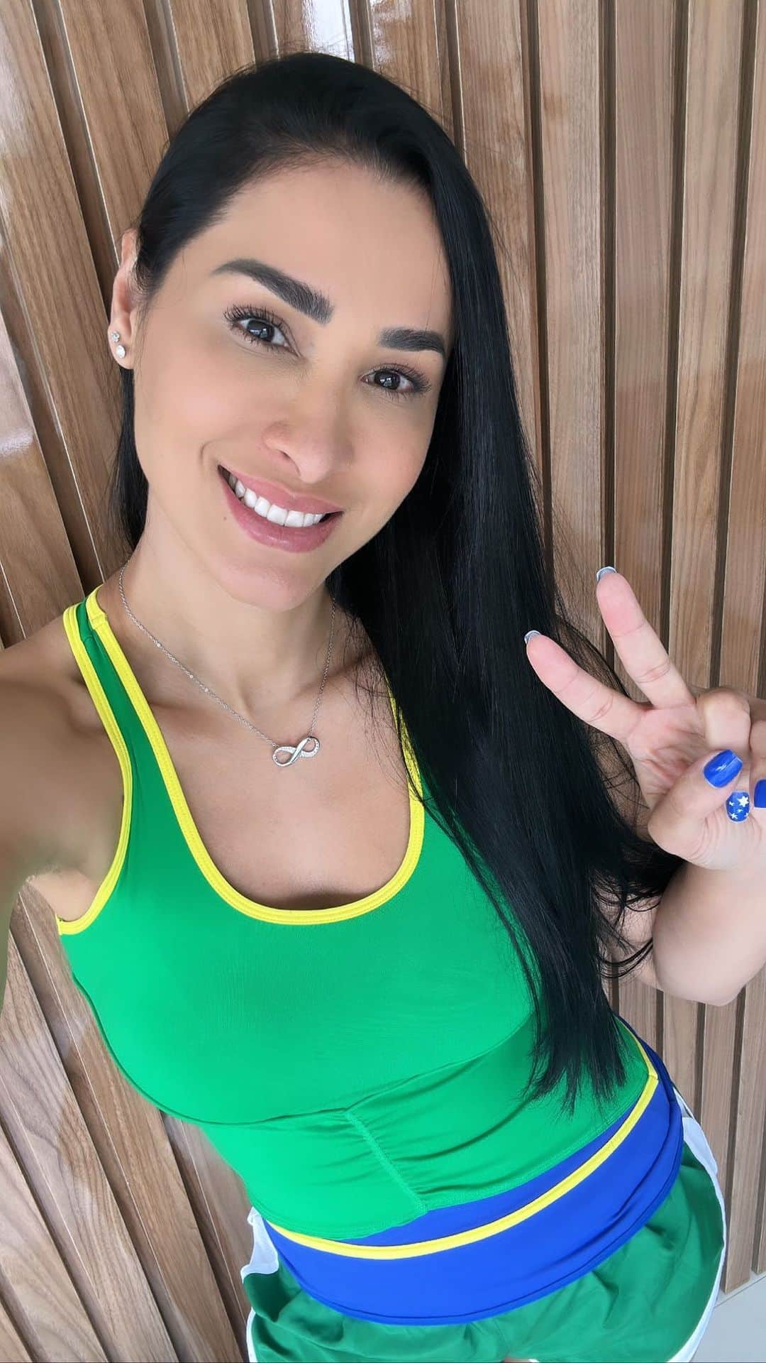 ジャケリネ・カルバリョのインスタグラム：「Tudo PRONTOOOO…🇧🇷🇧🇷🇧🇷  VUMBORAAAA BRASILLLLLL💙🤍💚💛  #jogo #jogodobrasil #copadomundo #brasil」