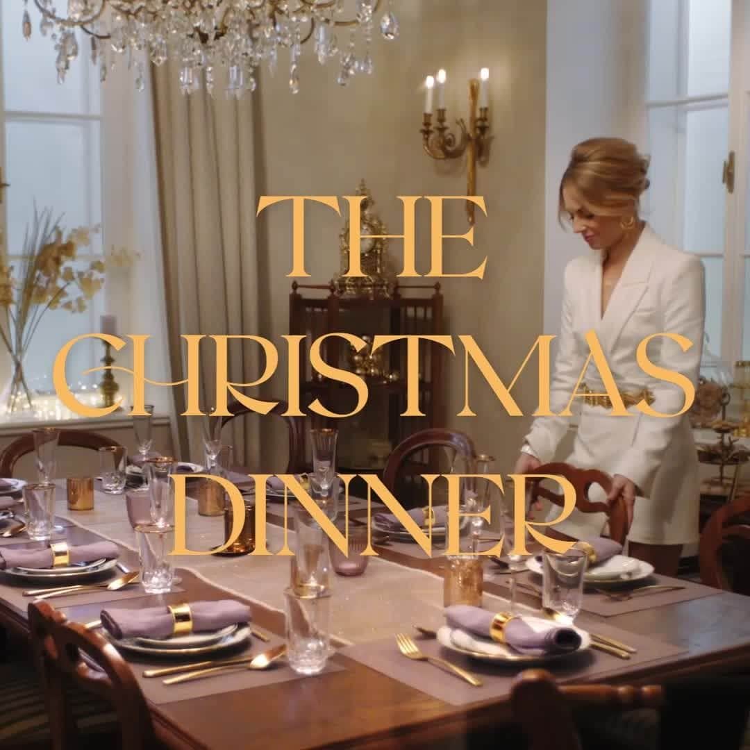 ラドーのインスタグラム：「You are cordially invited to celebrate this year’s Rado Christmas Dinner at the table of Van der Thik and Bellevue. Our hosts, Anna and Noel, have impeccable taste and will leave no detail out because they want everything to be perfect for their guests. Just sit back and enjoy the moment with the Rado family.  #FeelTheMoment #RadoGifting #RadoHolidays #RadoTrueSquare #TheArtofCeramic #HighTechCeramic」