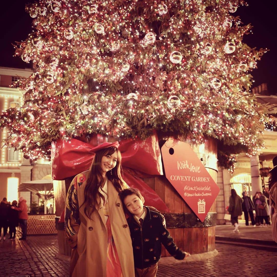KOKIAのインスタグラム：「クリスマスツリーが大きくて、立派すぎて全部写真に入りません！が、キラキラは伝わったよね？！来月の視聴会は12月30日日本時間20時に決定しました。」