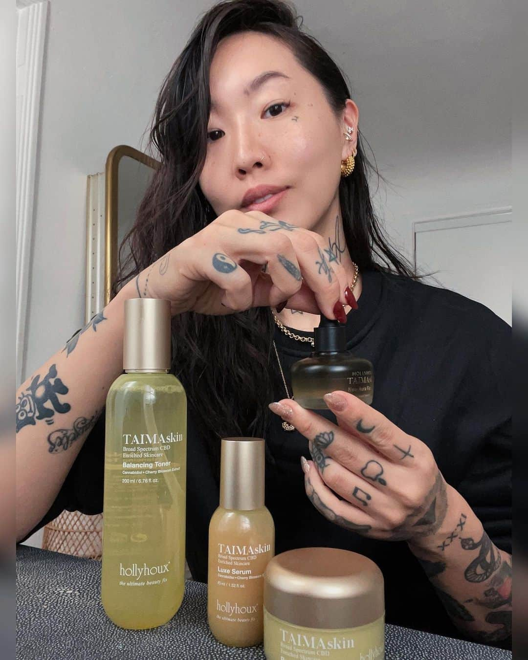 ダニ・ソングさんのインスタグラム写真 - (ダニ・ソングInstagram)「Skincare #giveaway!!🫶🏼  So excited to announce that I’ve partnered up with @hollyhouxskin for the ultimate self care giveaway💆🏻‍♀️ One winner will receive the entire TAIMAskin line + a $200 @sephora gift card  How to enter:  ✨ Tell us your favorite skincare product + tag 3 friends  💕 Like this post  📲 Follow me @songdani and @hollyhouxskin   *Must be 18 or older and be a US resident. Winner will be chosen on Thursday, December 1 and announced in stories + DMed by @hollyhouxskin. This giveaway is not associated with Meta.」11月29日 2時00分 - songdani