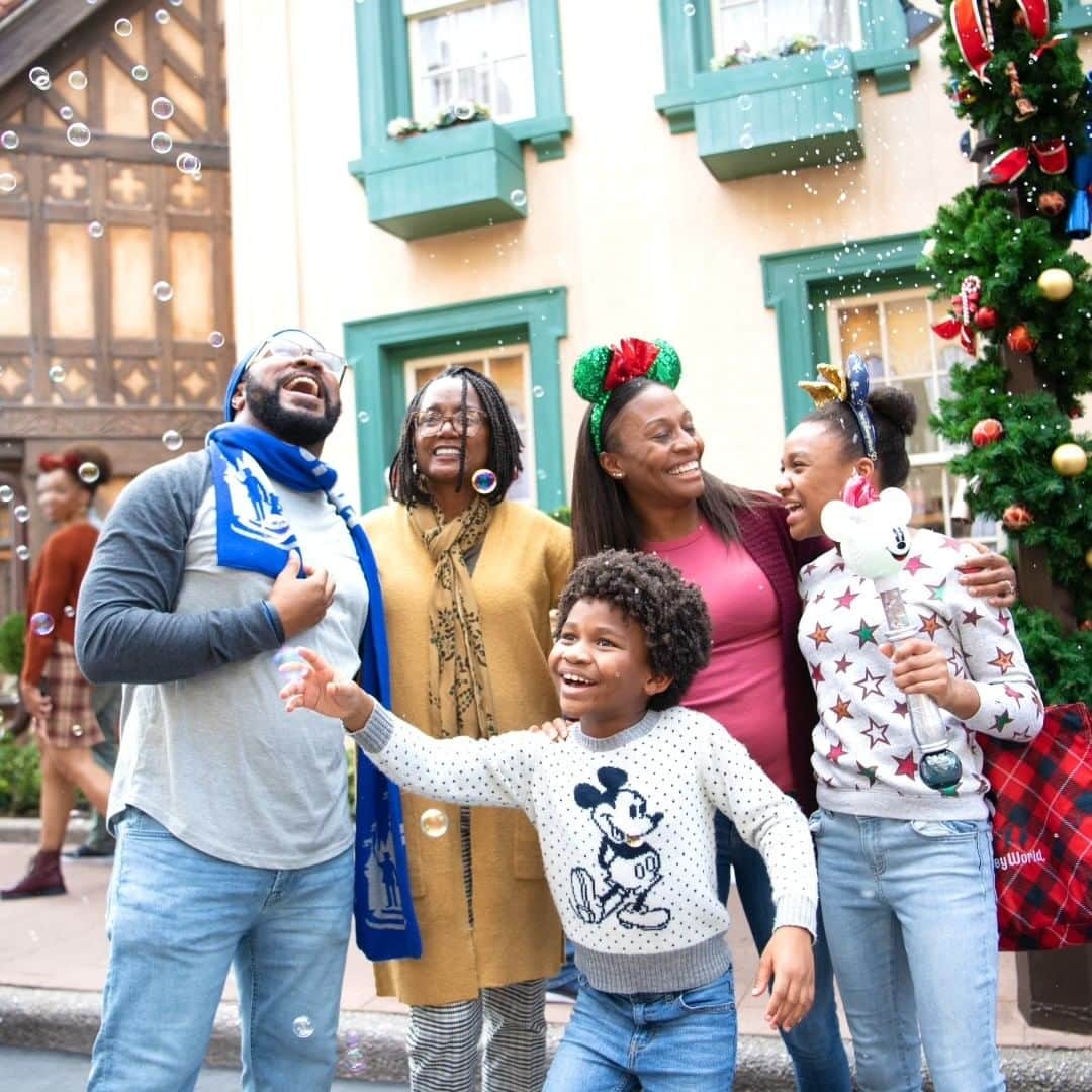 Walt Disney Worldのインスタグラム：「‘Tis the season for holiday fun—so quiz yourself on the sights, bites and sounds of EPCOT International Festival of the Holidays! Be sure to share your score in the comments! 🎄🎅」