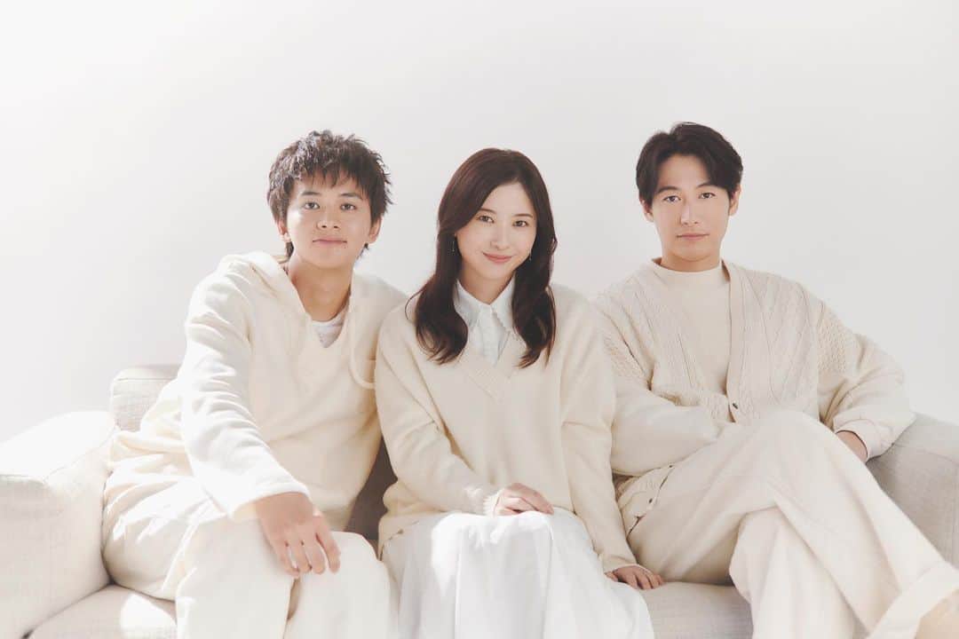 のインスタグラム：「⁡ ／ #吉高由里子×#北村匠海×#ディーンフジオカ "星明かり"の初ビジュアル解禁🌌 ＼ ⁡ ✵✵✵✵✵✵✵✵✵✵✵✵✵✵✵✵✵✵✵✵ 火曜９時新ドラマ『#星降る夜に』 待望のビジュアル&コメント公開✨ ✵✵✵✵✵✵✵✵✵✵✵✵✵✵✵✵✵✵✵✵ ⁡ 情熱的なキスシーンの数々に、 「今からドキドキしています…！」 ⁡ #大石静 が描く、 “ド直球のピュアラブストーリー” ⁡ 星降る夜に始まる《運命の恋》 乞うご期待ください！ ⁡ ⁡ #10歳差ラブ #大人のピュアラブ #1月スタート」