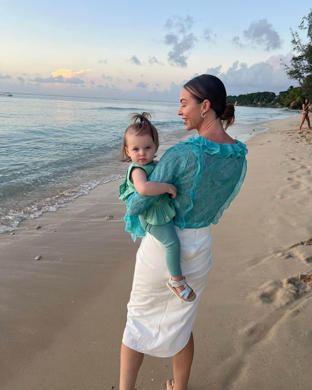 さんのインスタグラム写真 - (Instagram)「BARBADOS 🇧🇧 pt.3 ✨smiles all around, another walk to a stunning restaurant via the beach, the food and location were breathtaking. And finally, I saved the best until last. A rare precious moment, of Myla Rose fast asleep, in her daddy’s arms 🥹🤍🌴」11月29日 5時35分 - mattgrimes8